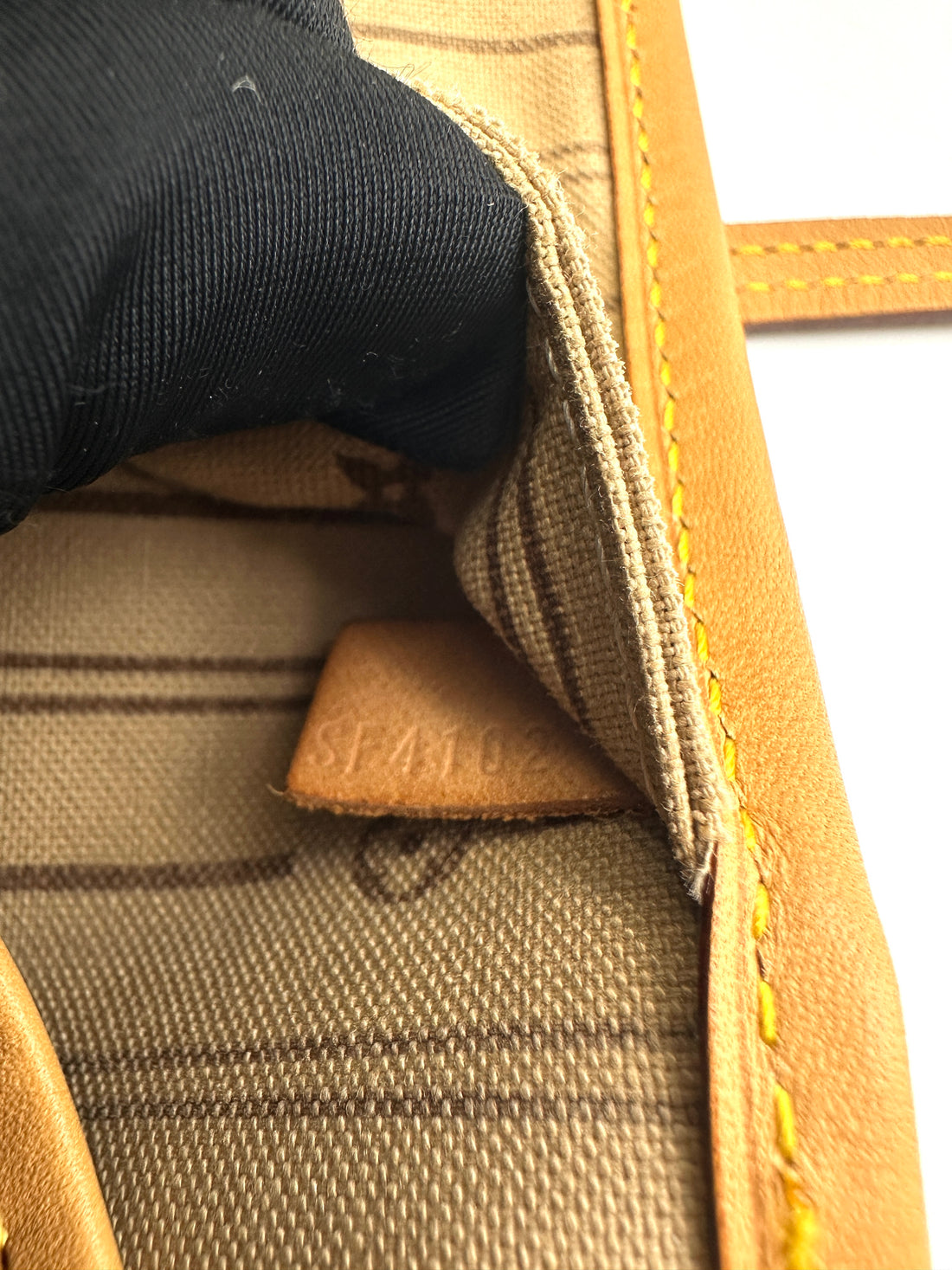 Louis Vuitton Neverfull Monogram Canvas Shoulder Bag LV2661