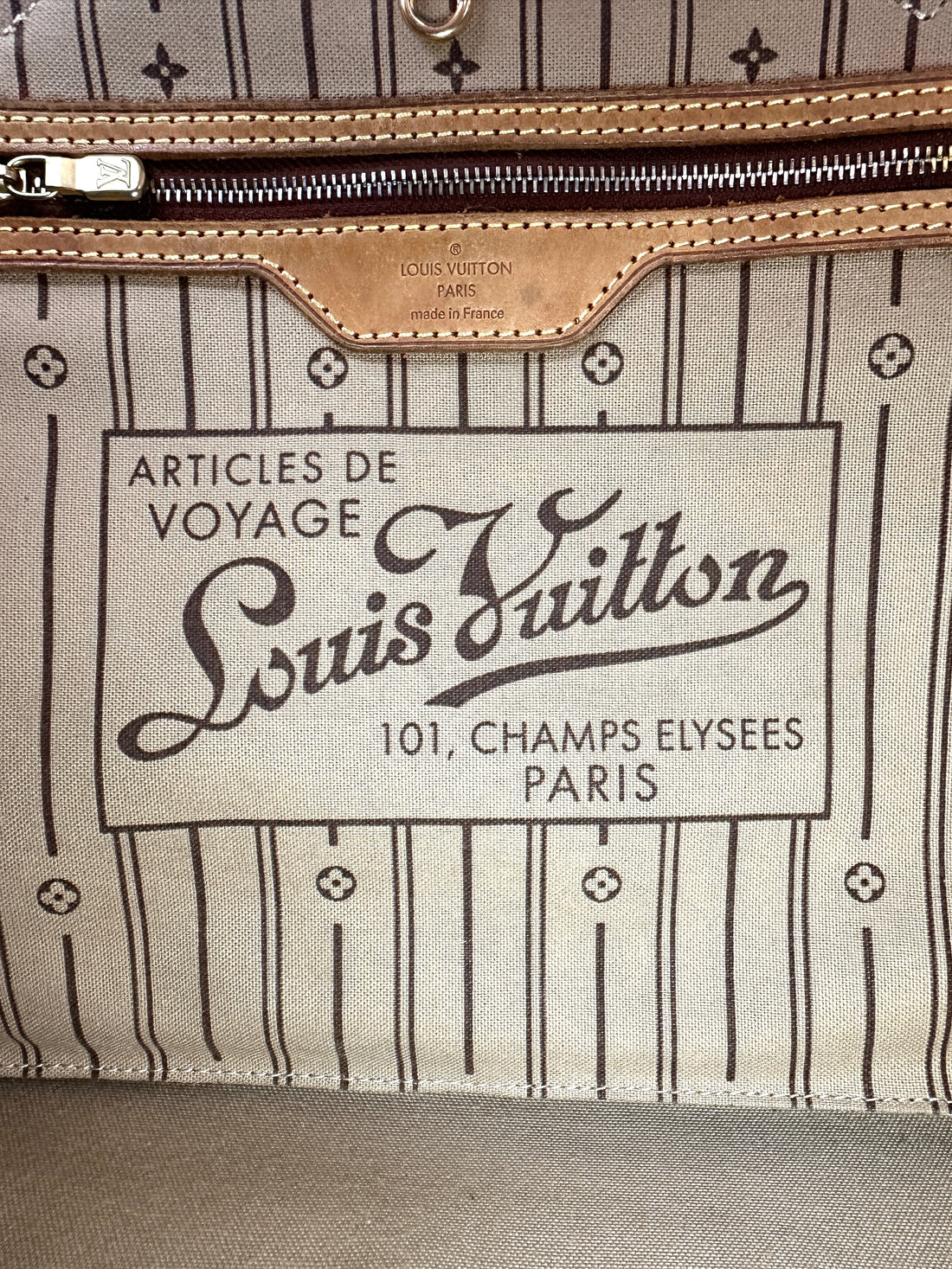 Louis Vuitton Neverfull Monogram Canvas Shoulder Bag LV2663