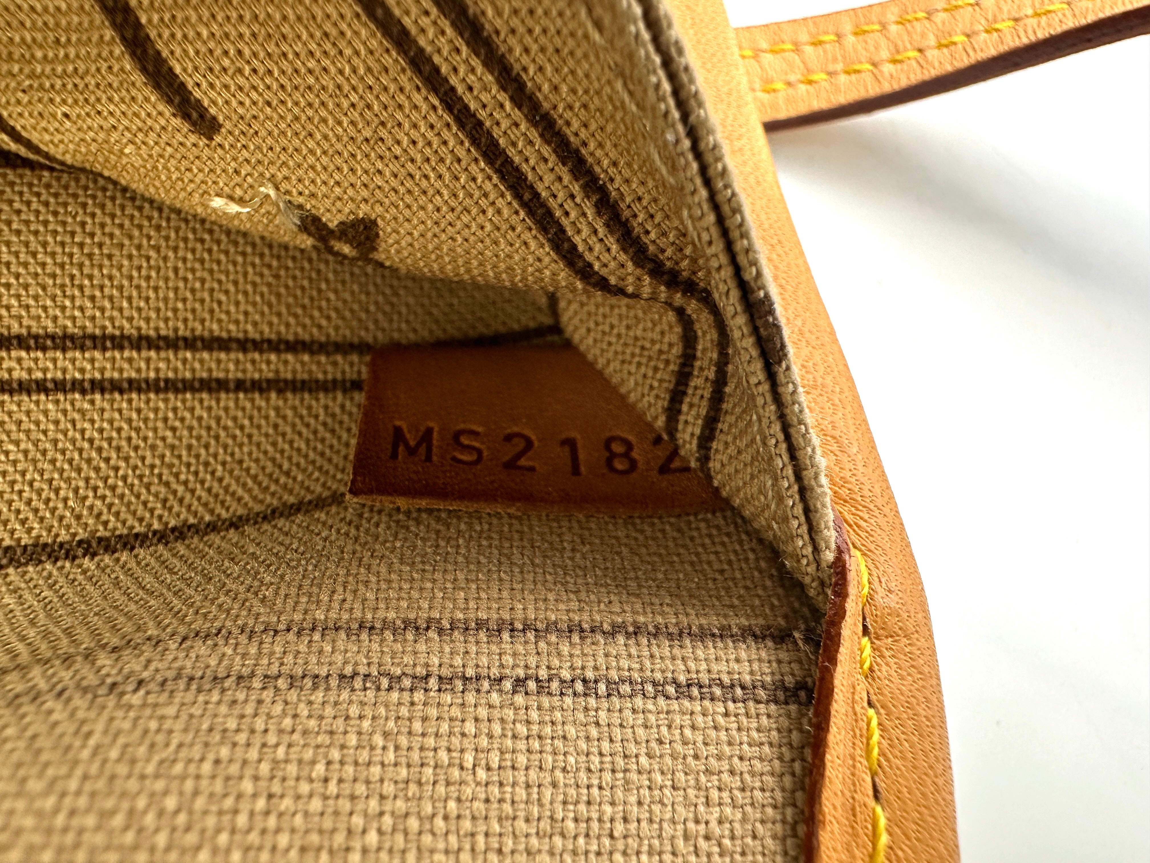 Louis Vuitton Neverfull Monogram Canvas Shoulder Bag LV2663
