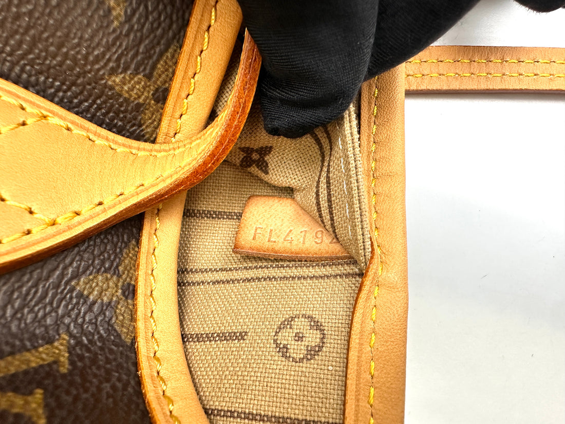 Louis Vuitton Neverfull Monogram Canvas Shoulder Bag LV2673
