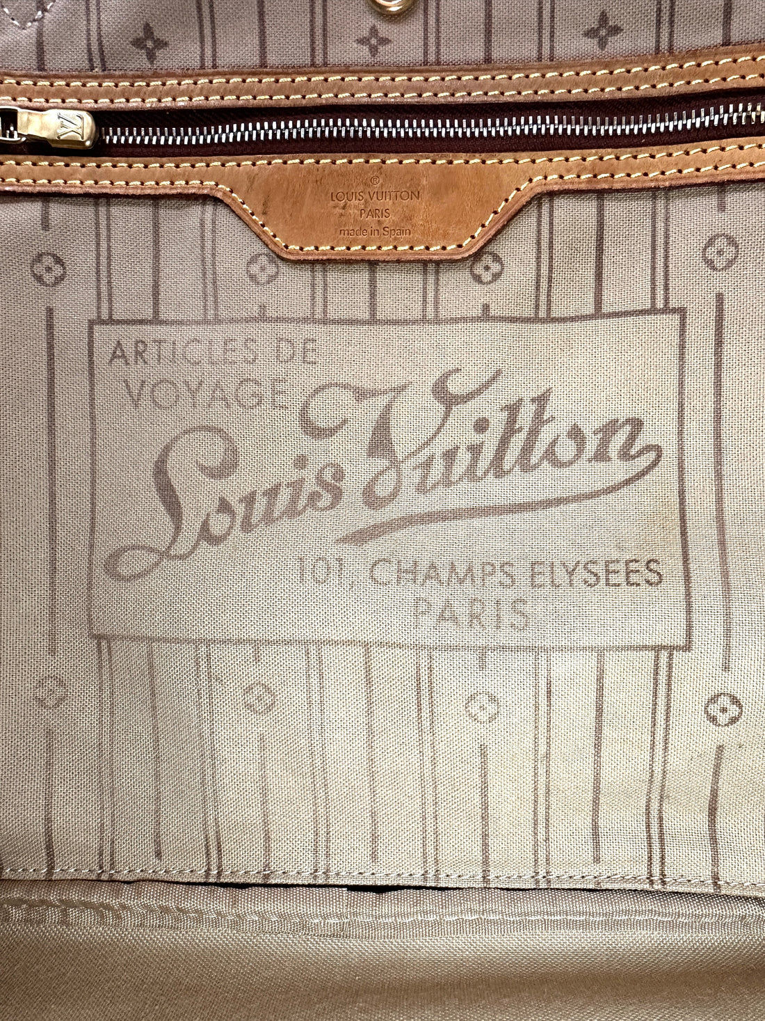 Louis Vuitton Neverfull Monogram Canvas Shoulder Bag LV2674