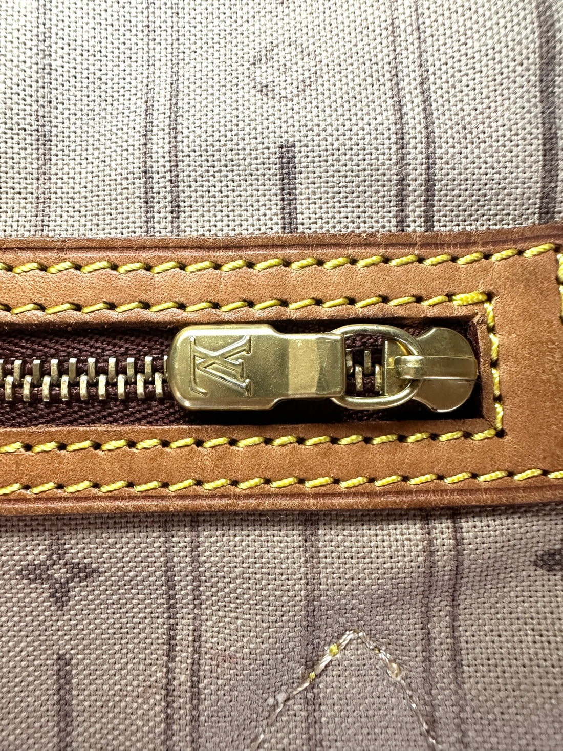 Louis Vuitton Neverfull Monogram Canvas Shoulder Bag LV2683