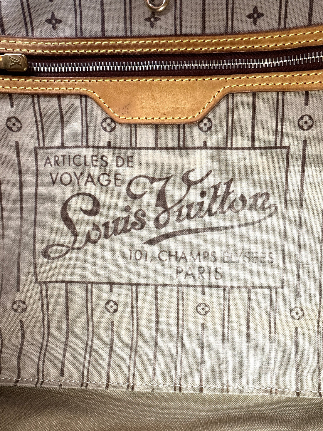 Louis Vuitton Neverfull Monogram Canvas Shoulder Bag LV2682