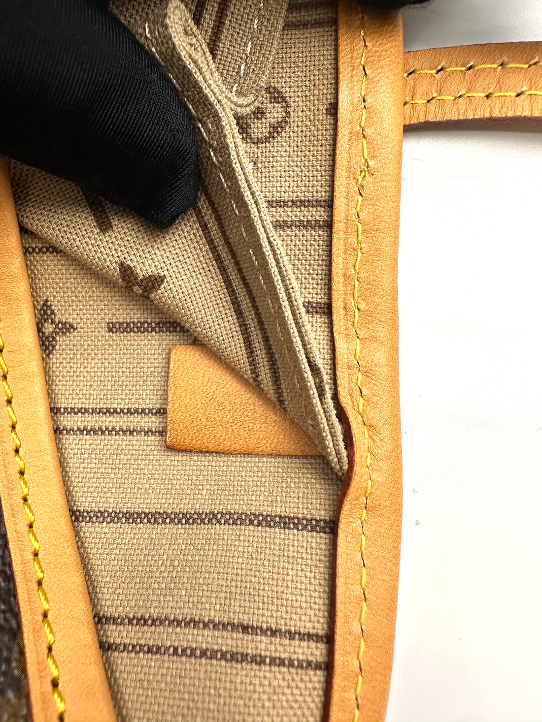 Louis Vuitton Neverfull Monogram Canvas Shoulder Bag LV2682