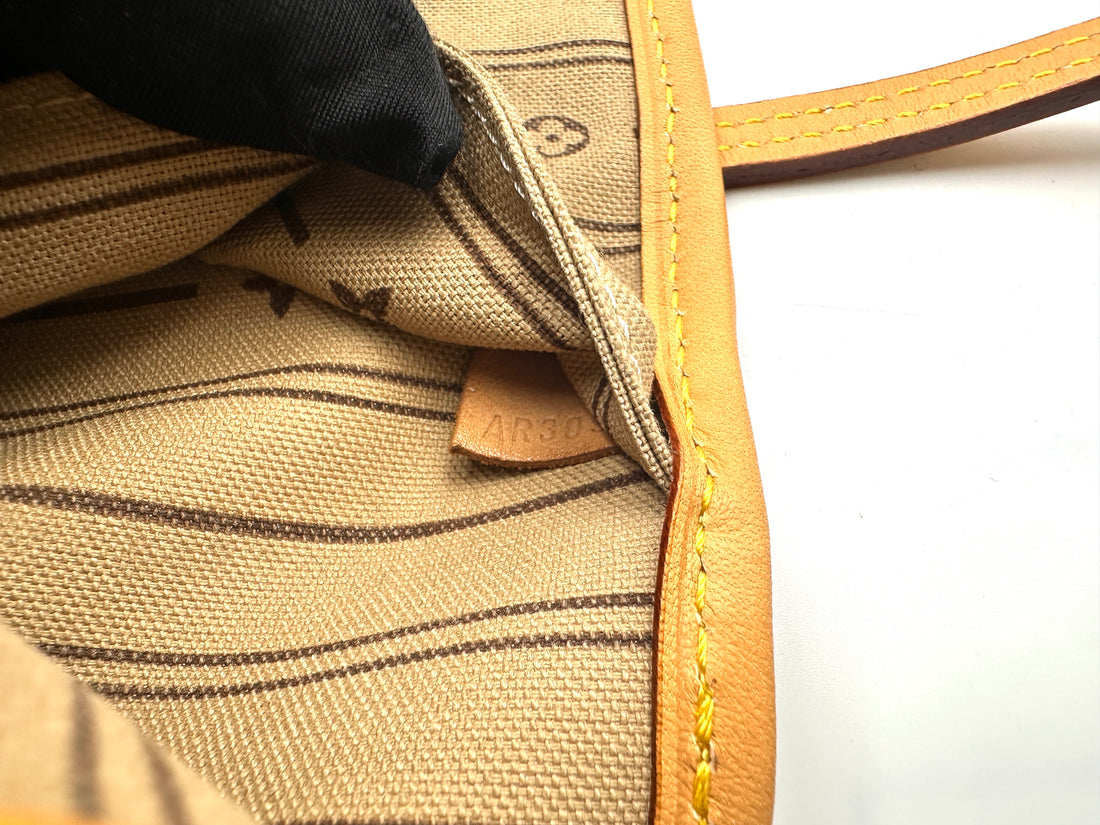 Louis Vuitton Neverfull Monogram Canvas Shoulder Bag LV2698