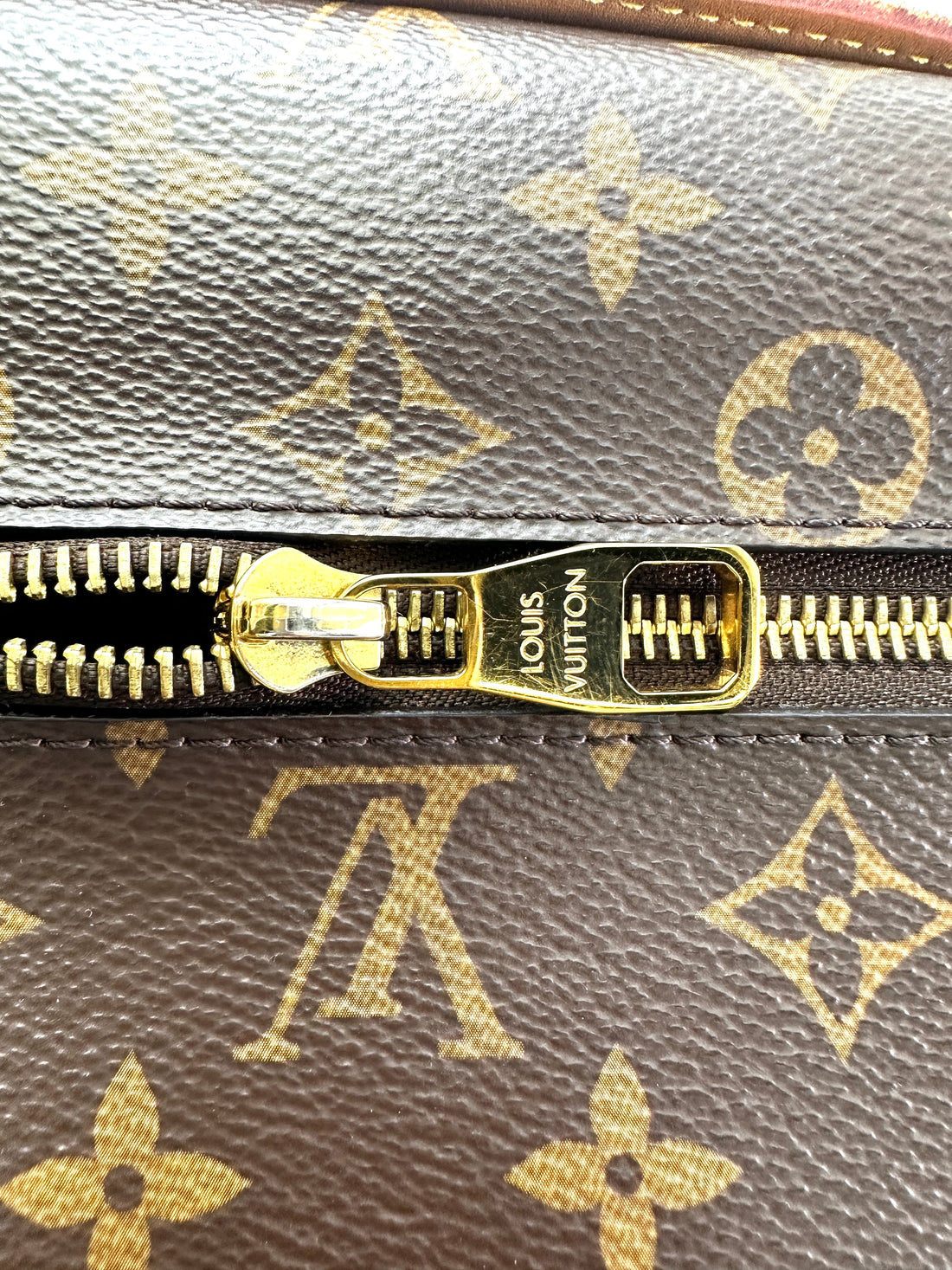 Louis Vuitton Monogram Canvas Pochette Metis LV2703