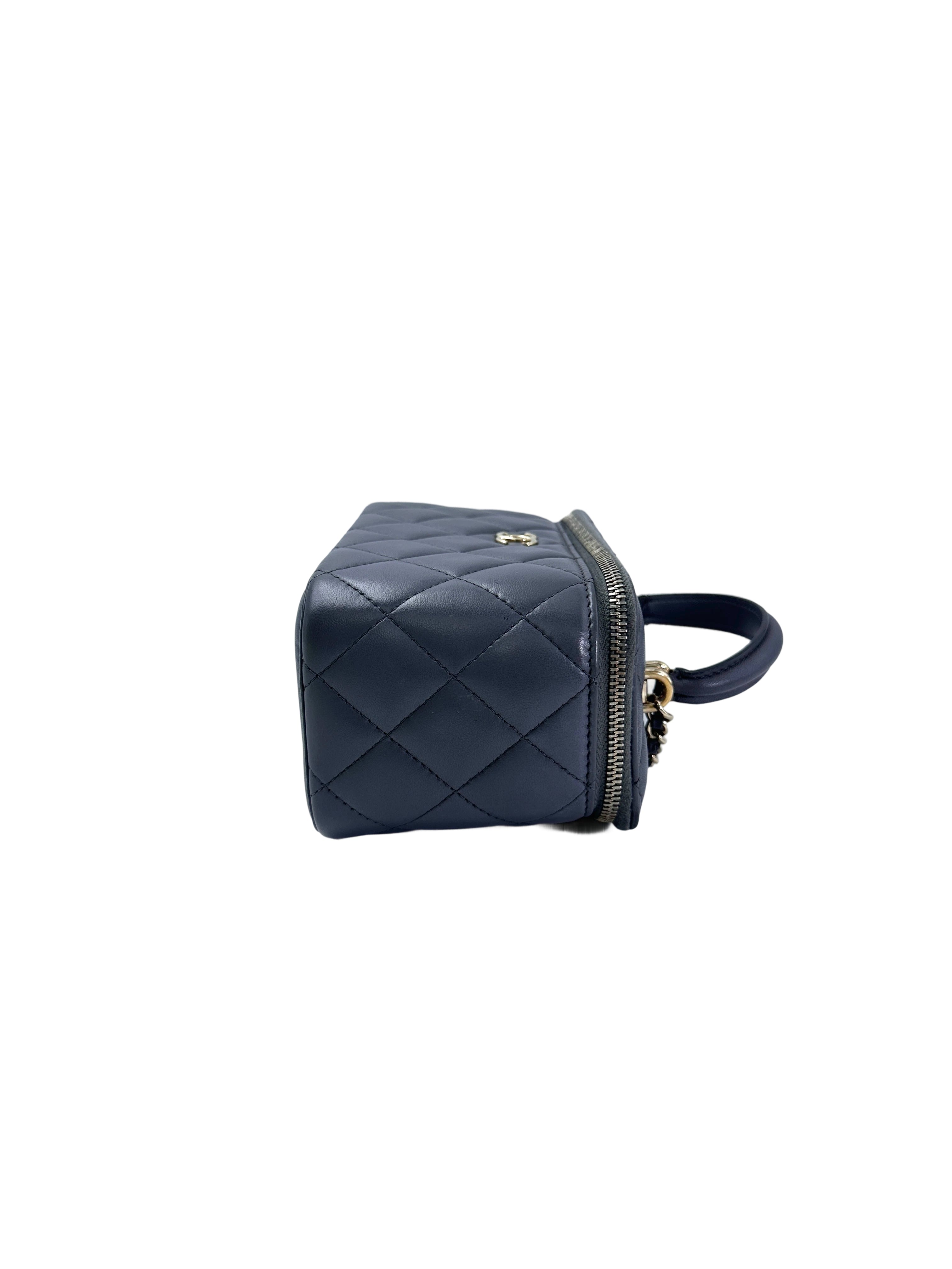 Chanel 22A Grey Quilted Leather Top Handle Vanity Case(PU***TK) CC1943
