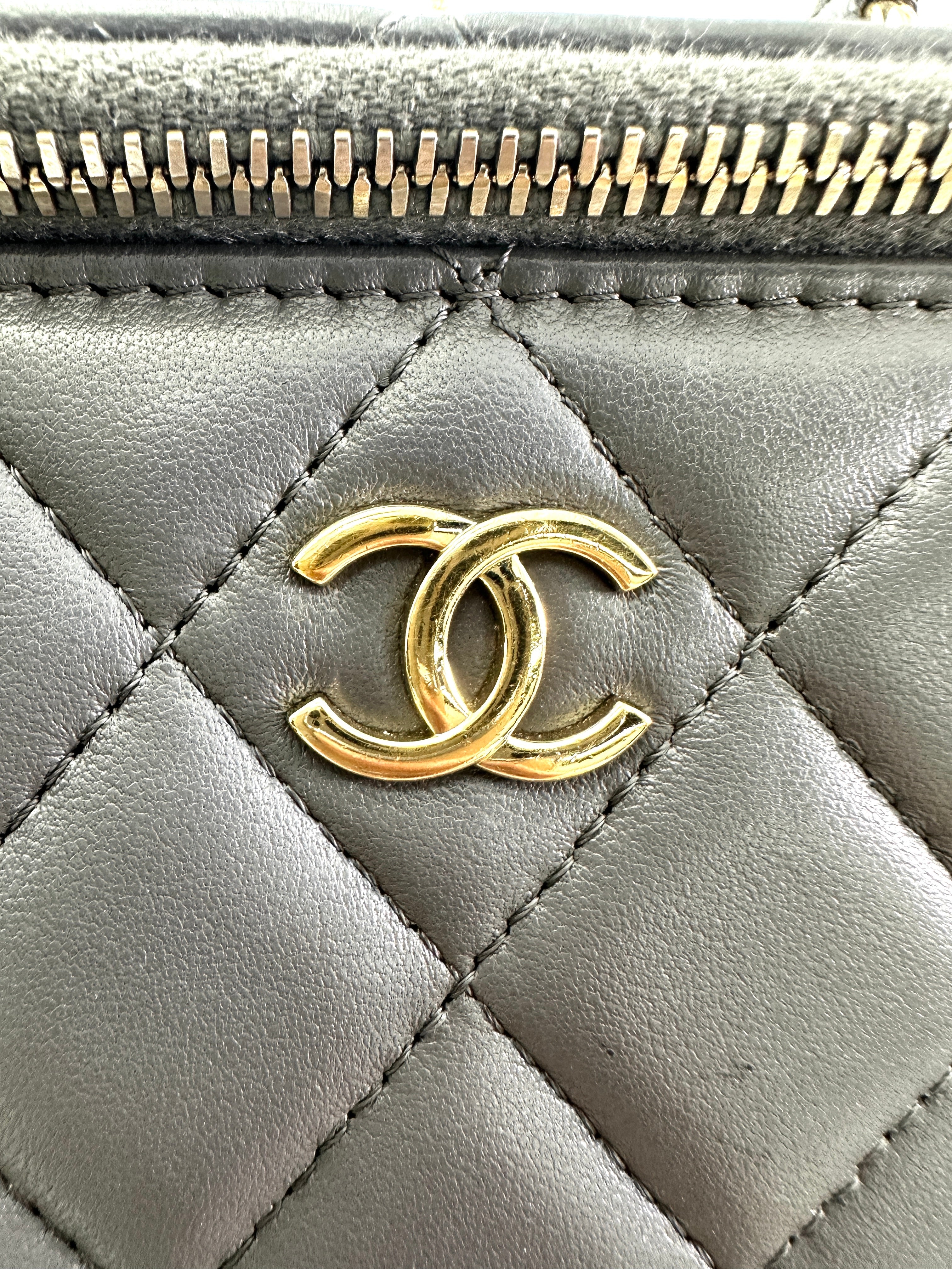 Chanel 22A Grey Quilted Leather Top Handle Vanity Case(PU***TK) CC1943