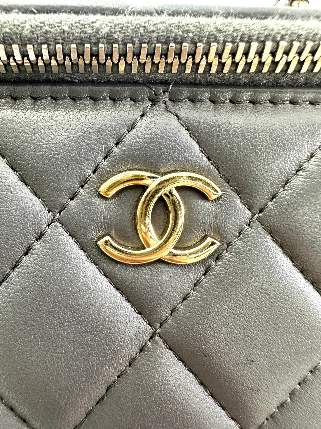 Chanel 22A Grey Quilted Leather Top Handle Vanity Case(PU***TK) CC1943