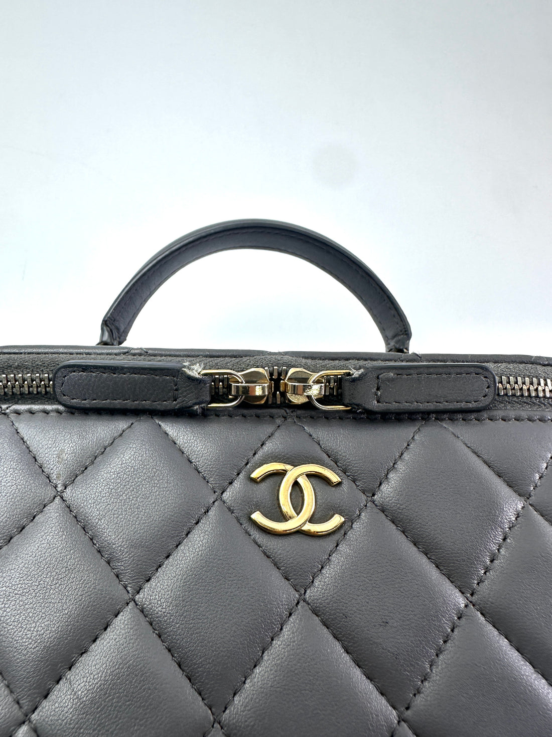 Chanel 22A Grey Quilted Leather Top Handle Vanity Case(PU***TK) CC1943