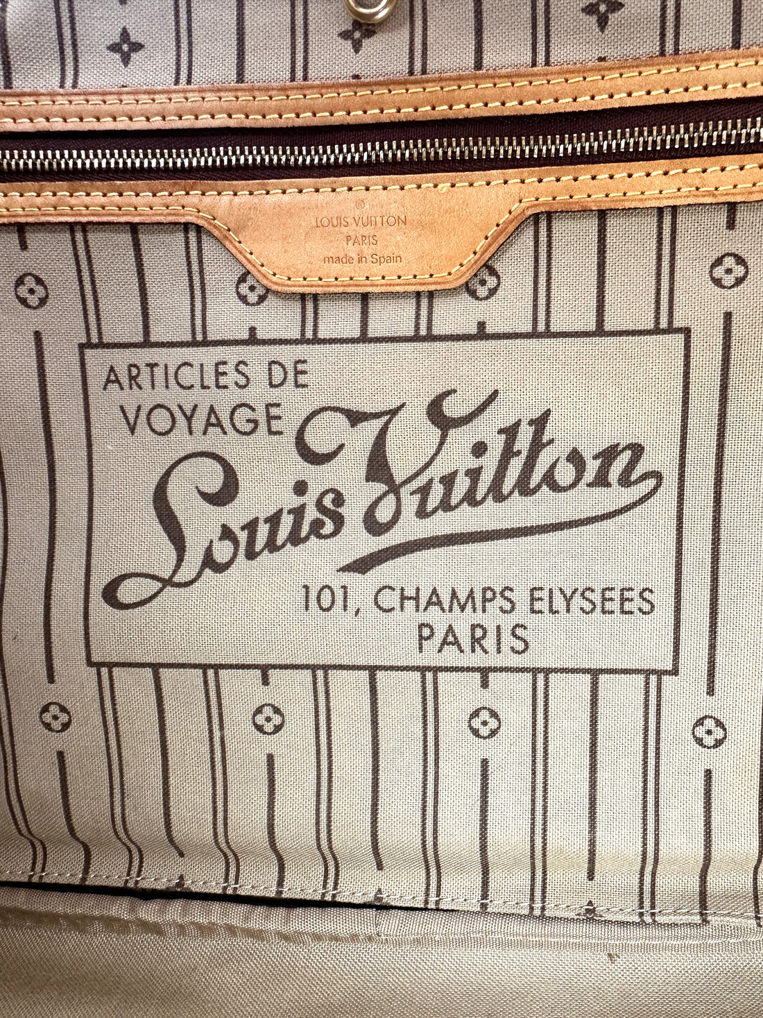 Louis Vuitton Neverfull Monogram Canvas Shoulder Bag LV2708