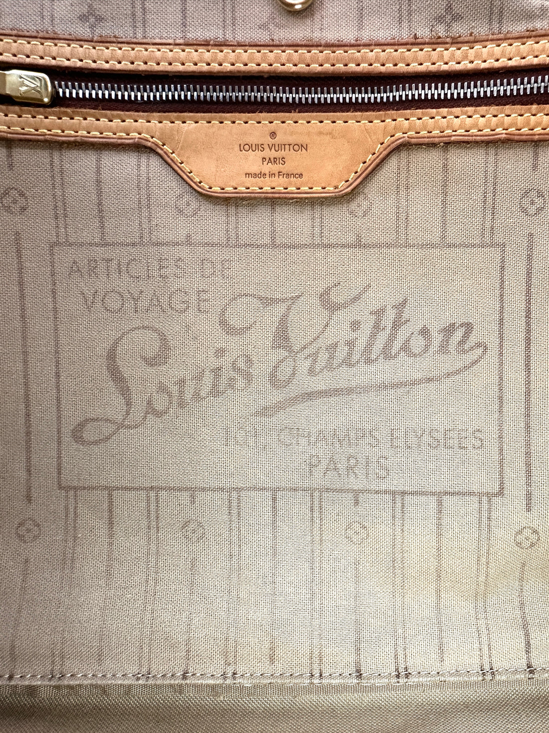 Louis Vuitton Neverfull Monogram Canvas Shoulder Bag LV2719
