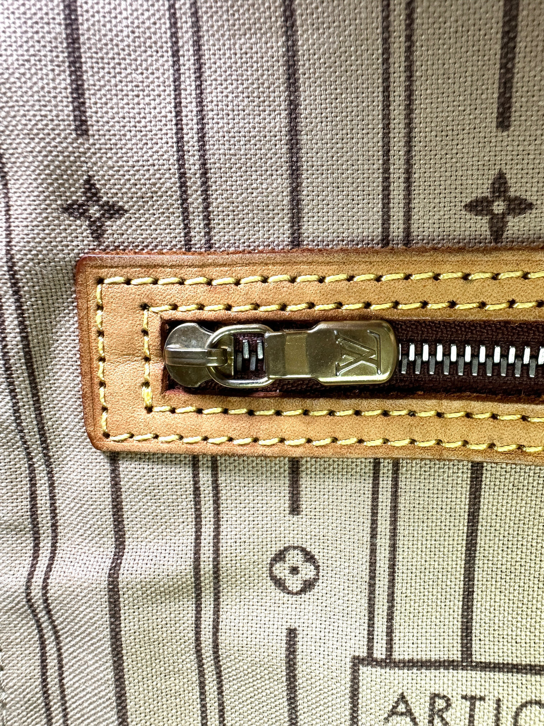 Louis Vuitton Neverfull Monogram Canvas Shoulder Bag LV2726