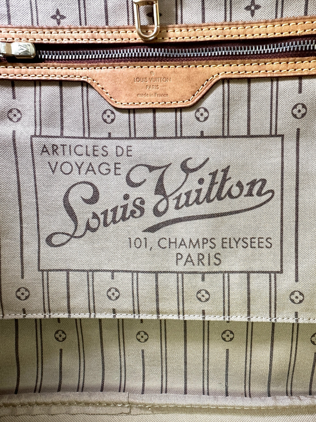 Louis Vuitton Neverfull Monogram Canvas Shoulder Bag LV2726