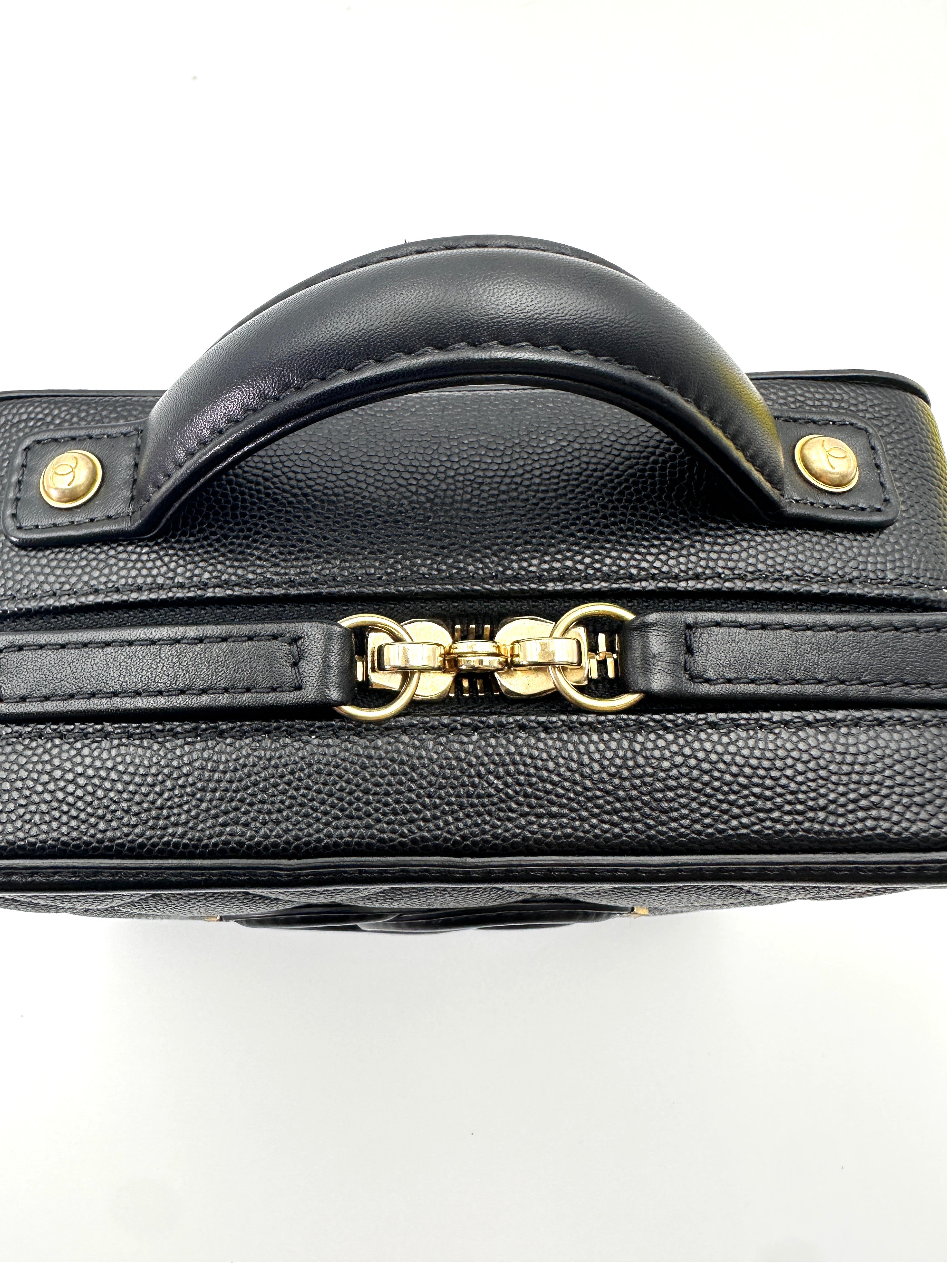 Chanel CC Filigree Navy Quilted Leather Small Size Vanity Case(25***04) IRIS226