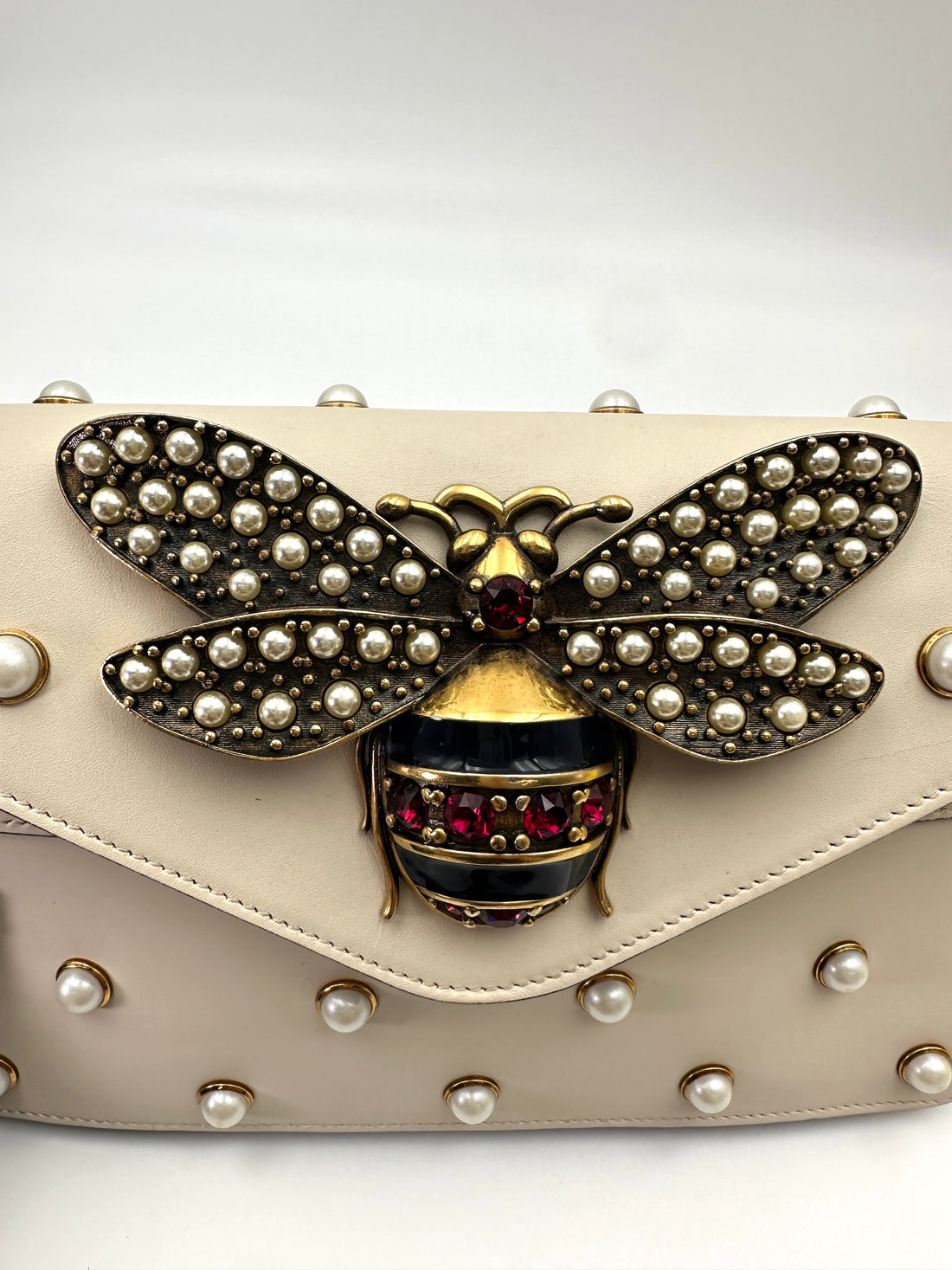 Gucci Queen Margaret Broadway Bee White Leather Pearl Studded Shoulder Bag GG1023