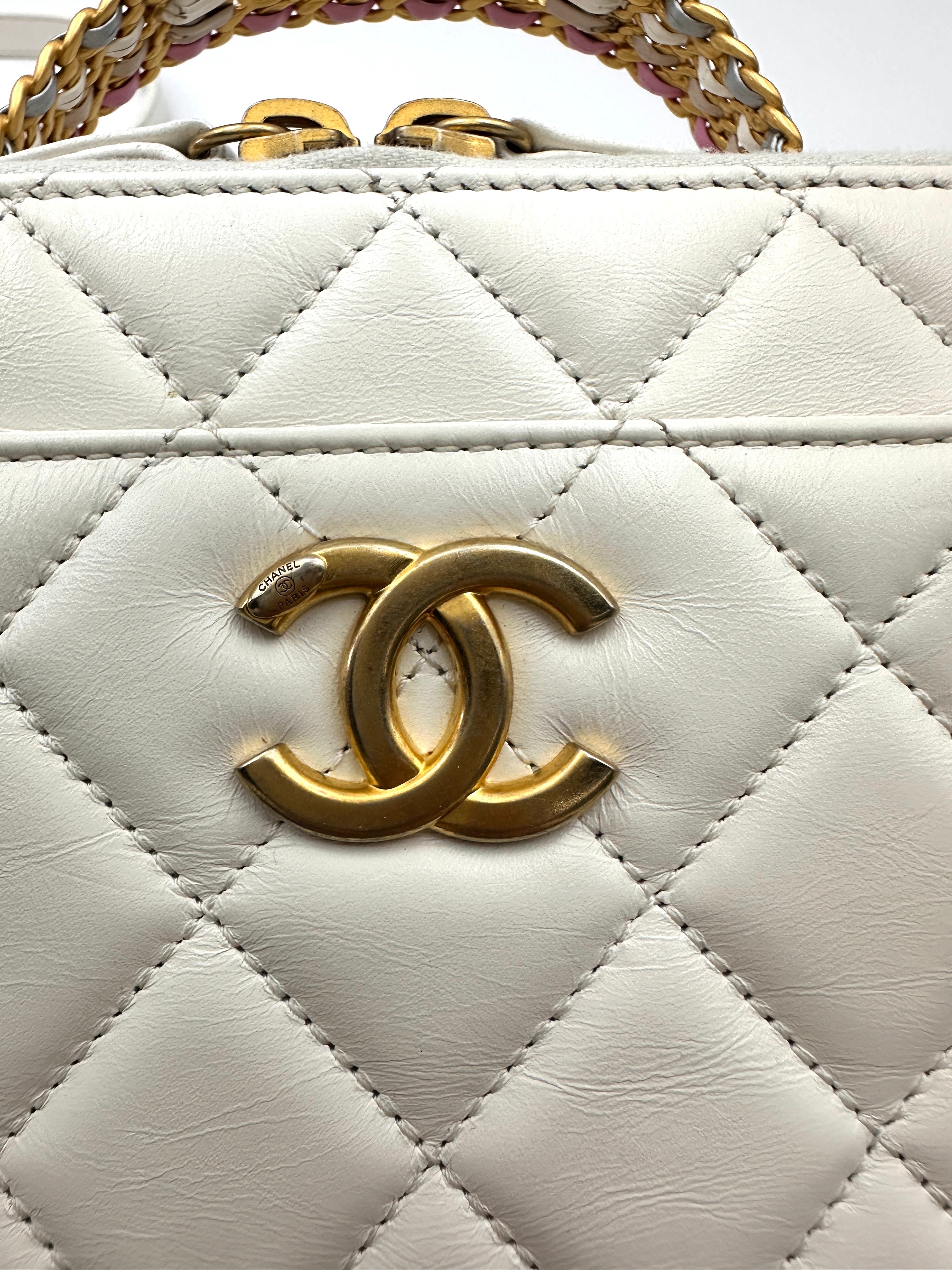 Chanel 22S White Quilted Leather Vanity Case With Rainbow Chain(C9***84) IRIS218