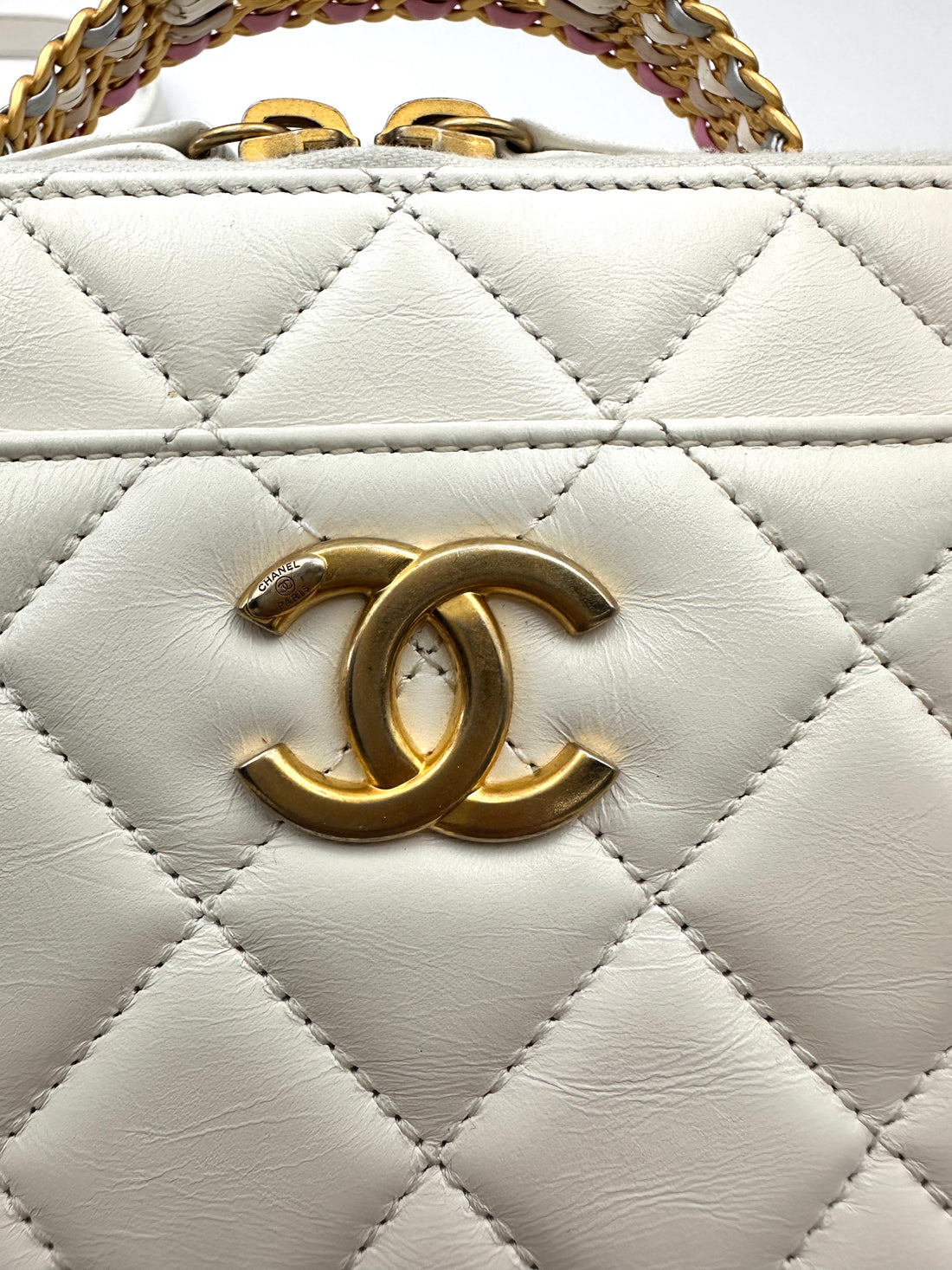 Chanel 22S White Quilted Leather Vanity Case With Rainbow Chain(C9***84) IRIS218