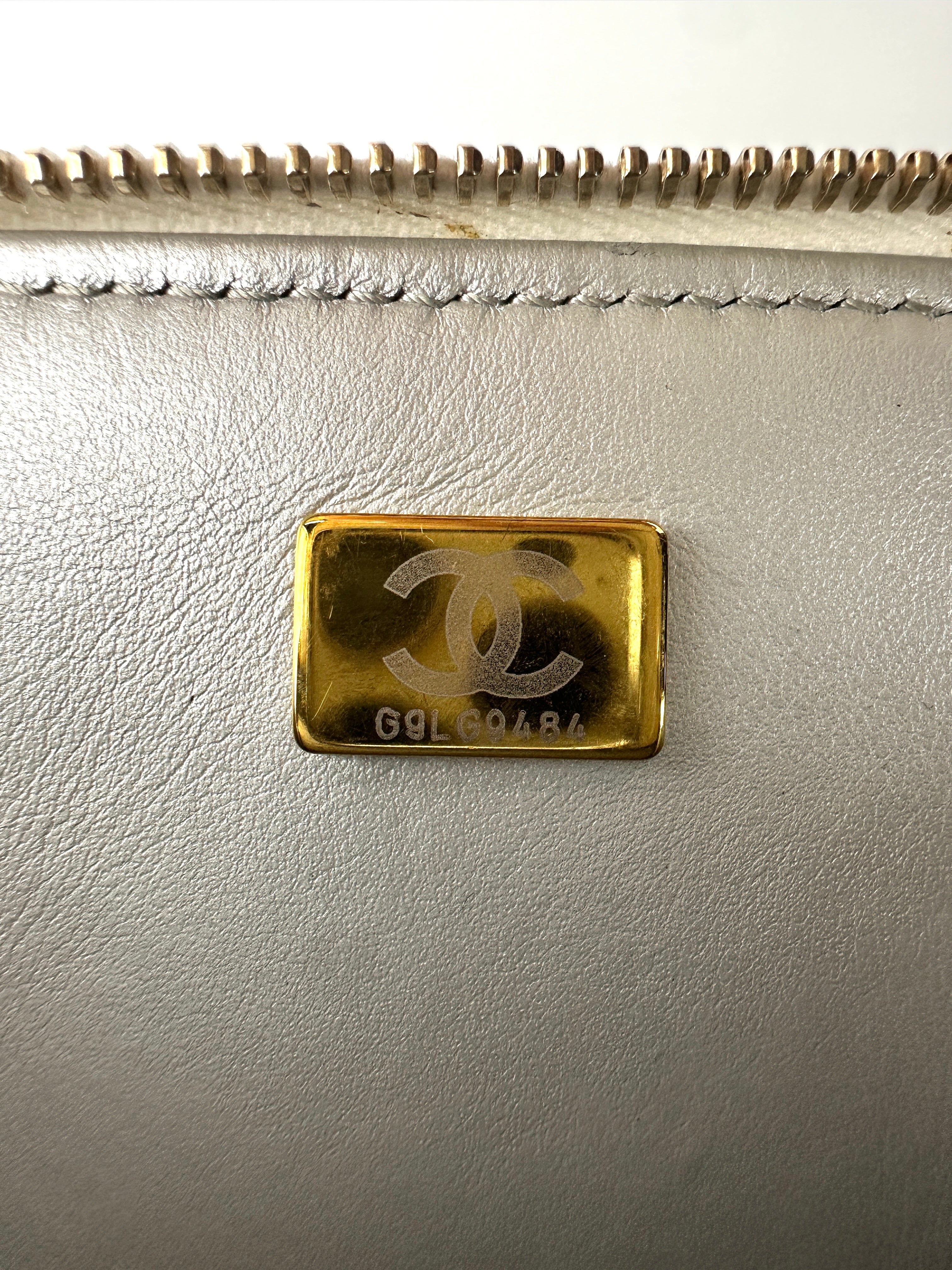 Chanel 22S White Quilted Leather Vanity Case With Rainbow Chain(C9***84) IRIS218