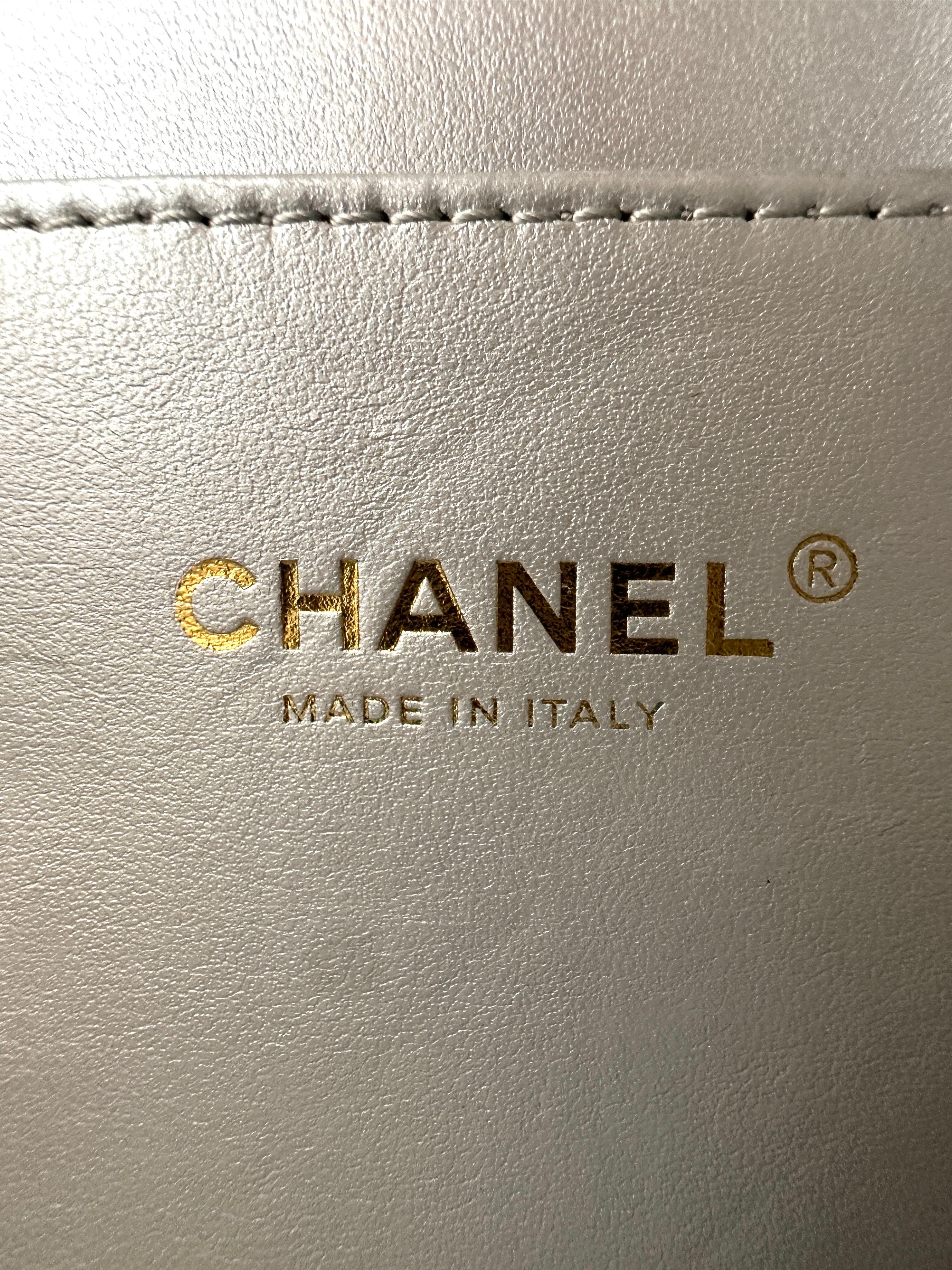 Chanel 22S White Quilted Leather Vanity Case With Rainbow Chain(C9***84) IRIS218