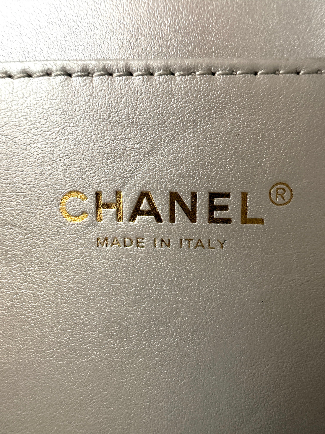 Chanel 22S White Quilted Leather Vanity Case With Rainbow Chain(C9***84) IRIS218