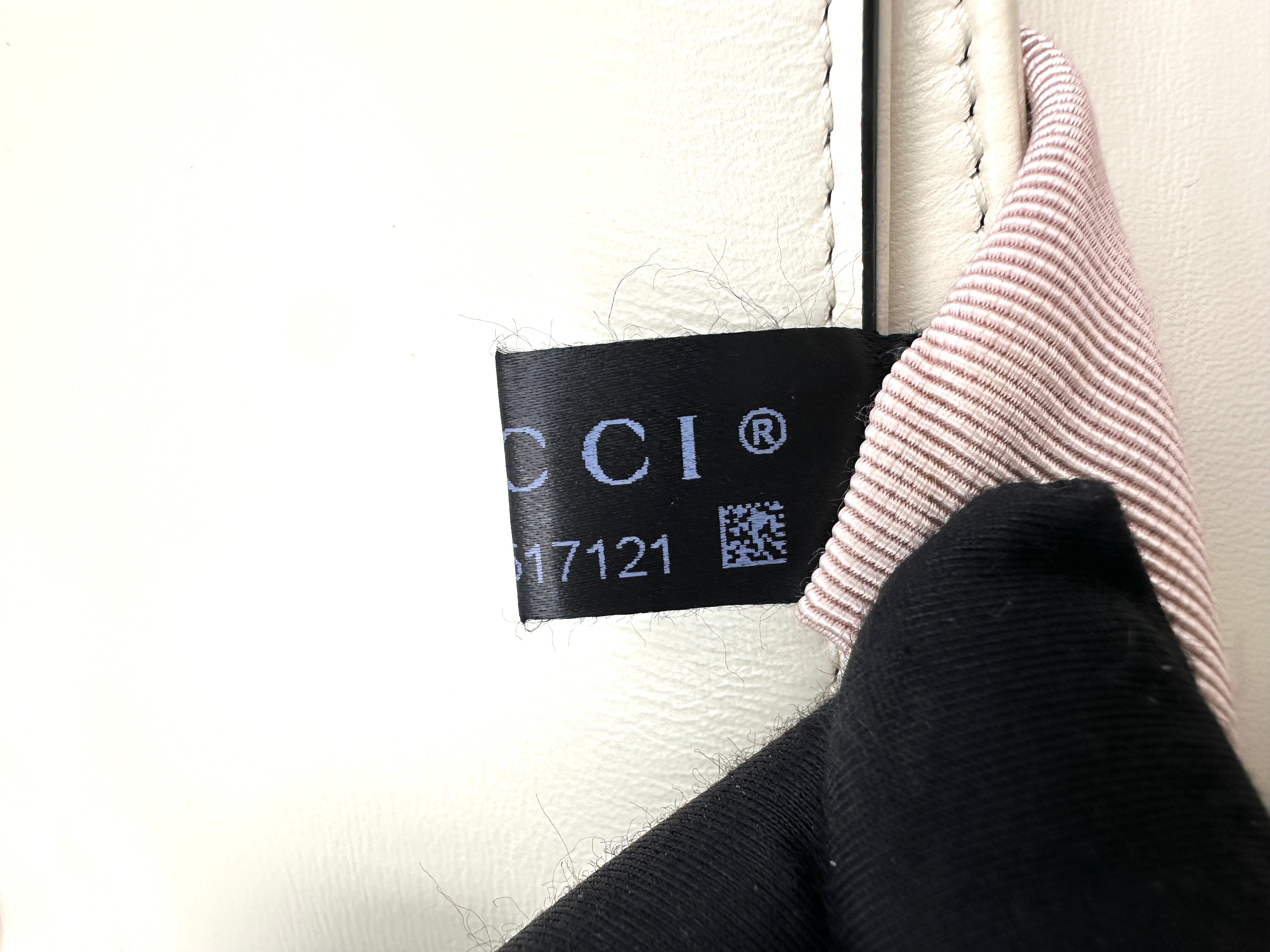Gucci Arli White/Black Leather Shoulder Bag GG1070