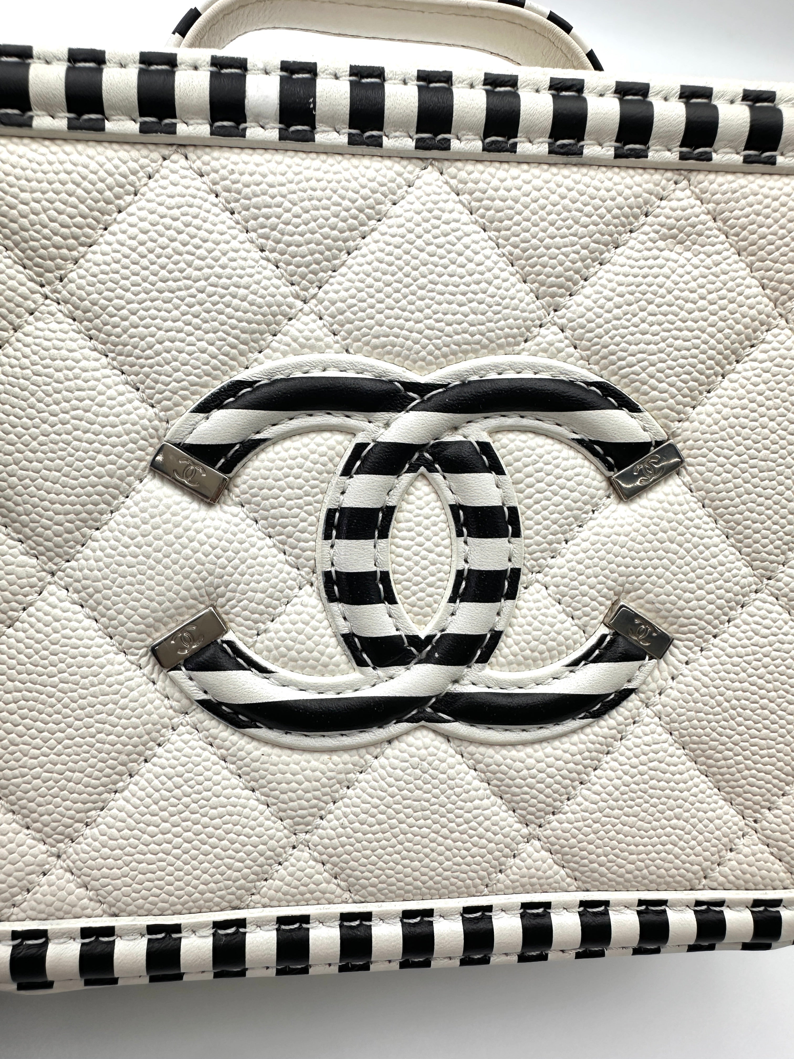 Chanel CC Filigree White/Black Quilted Leather Vanity Case(27***39) IRIS232