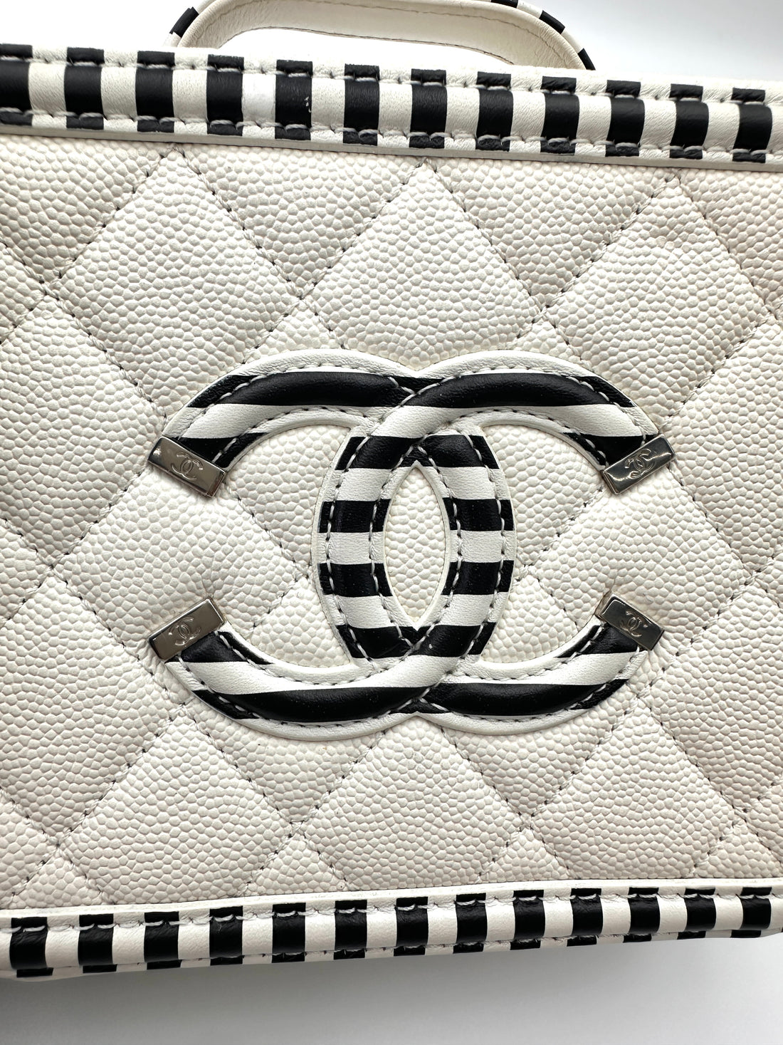 Chanel CC Filigree White/Black Quilted Leather Vanity Case(27***39) IRIS232