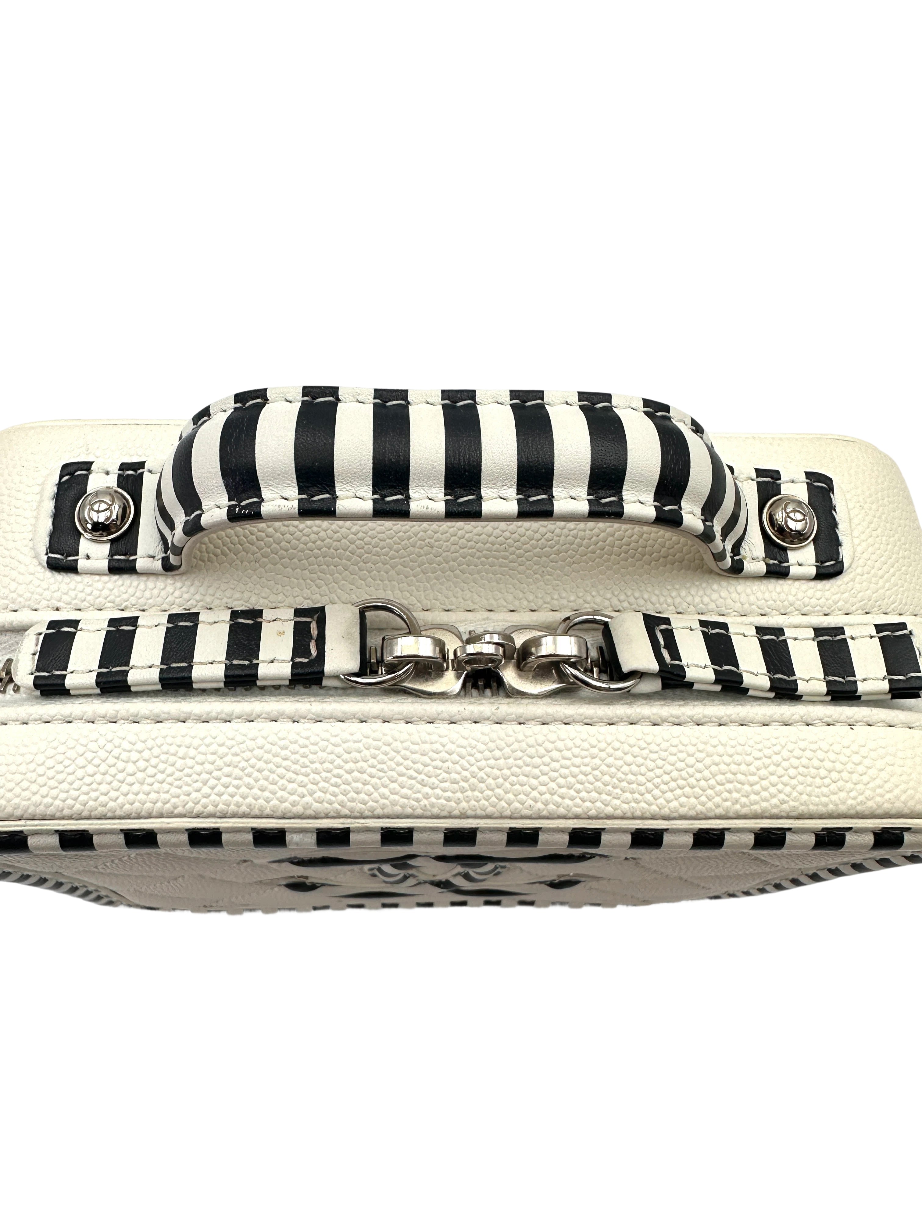 Chanel CC Filigree White/Black Quilted Leather Vanity Case(27***39) IRIS232