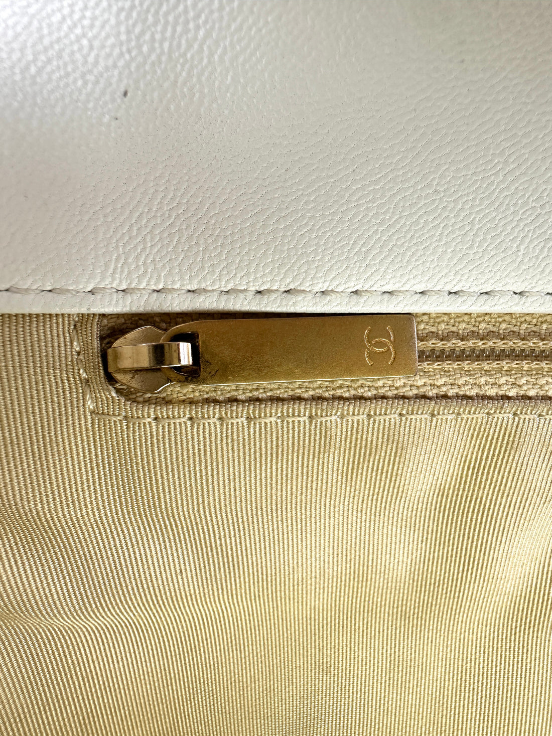 Chanel 19Bag White Quilted Leather Flap Bag With Gold Buckle(30***71) CC2014