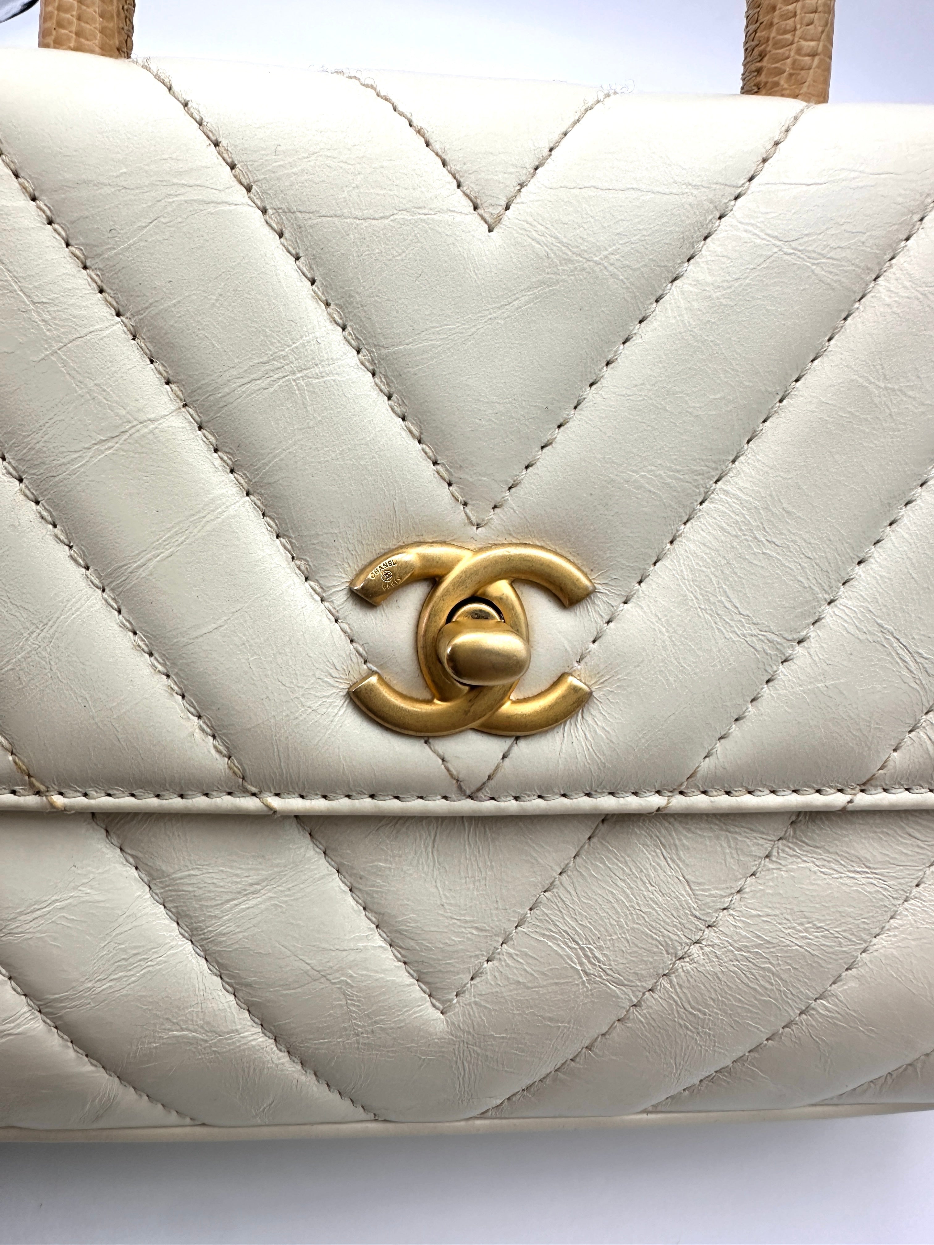 Chanel CoCo Handle White Chevron Quilted Leather Small Size Shoulder Bag(25***16) CC2023