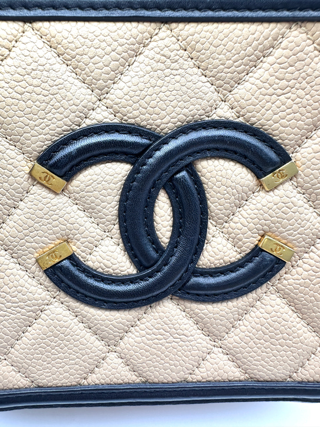Chanel CC Filigree Beige/Black Quilted Leather Small Size Vanity Case(22***15) CC2026