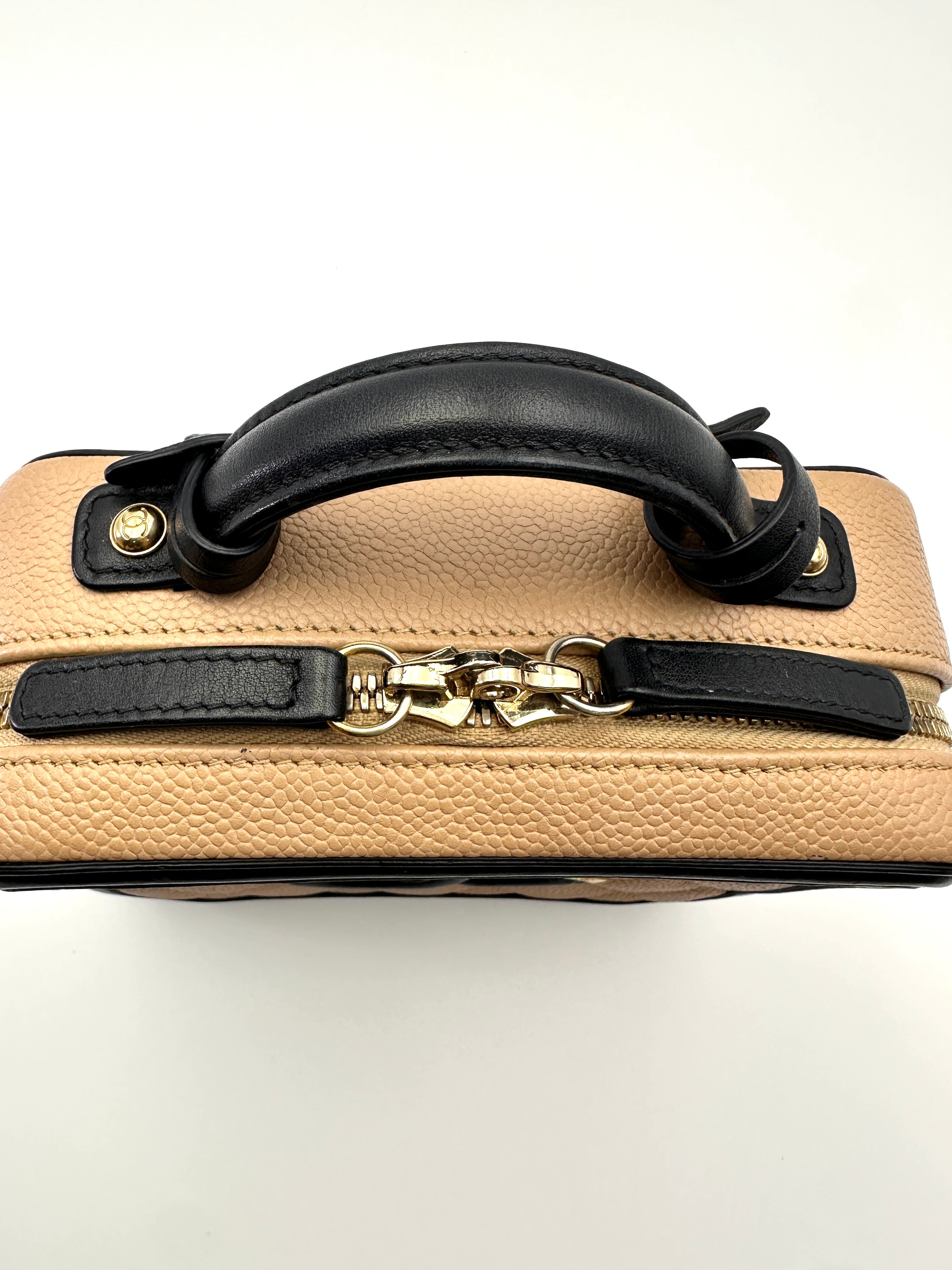 Chanel CC Filigree Beige/Black Quilted Leather Small Size Vanity Case(22***15) CC2026