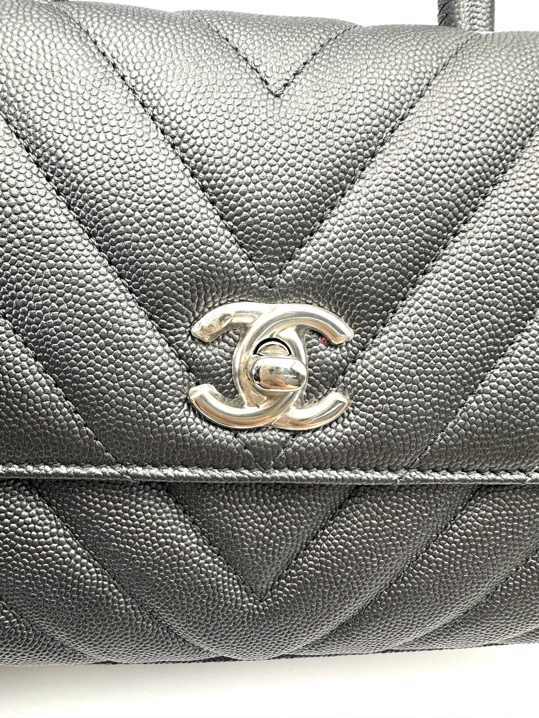 Chanel CoCo Handle Black Chevron Quilted Leather Small Size Shoulder Bag(28***01) IRIS233