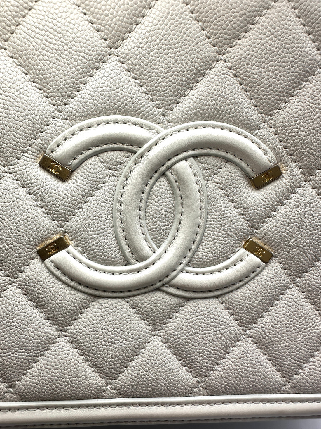 Chanel CC Filigree White Quilted Leather Top Handle Vanity Case(26***20) CC2049