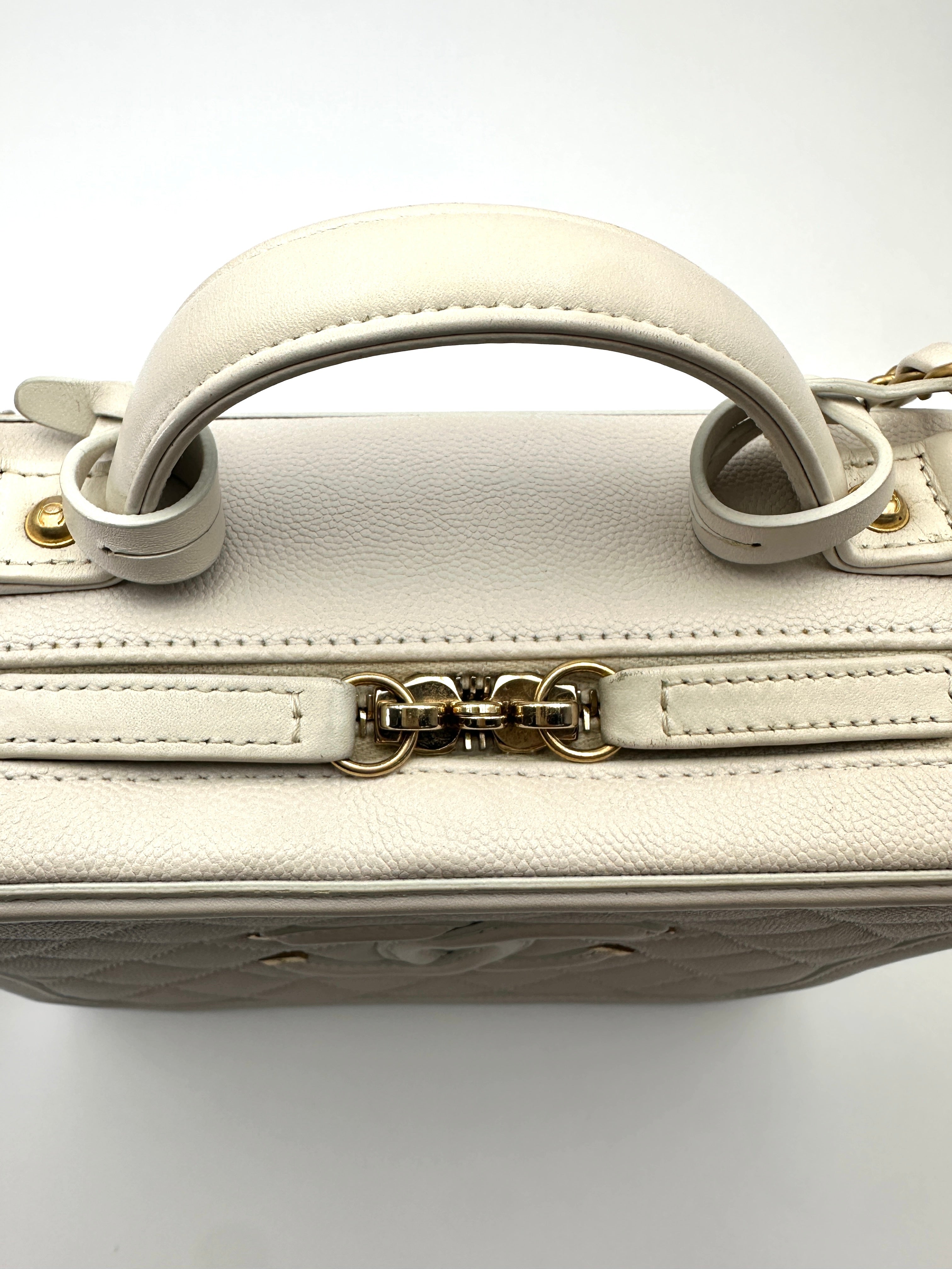 Chanel CC Filigree White Quilted Leather Top Handle Vanity Case(26***20) CC2049