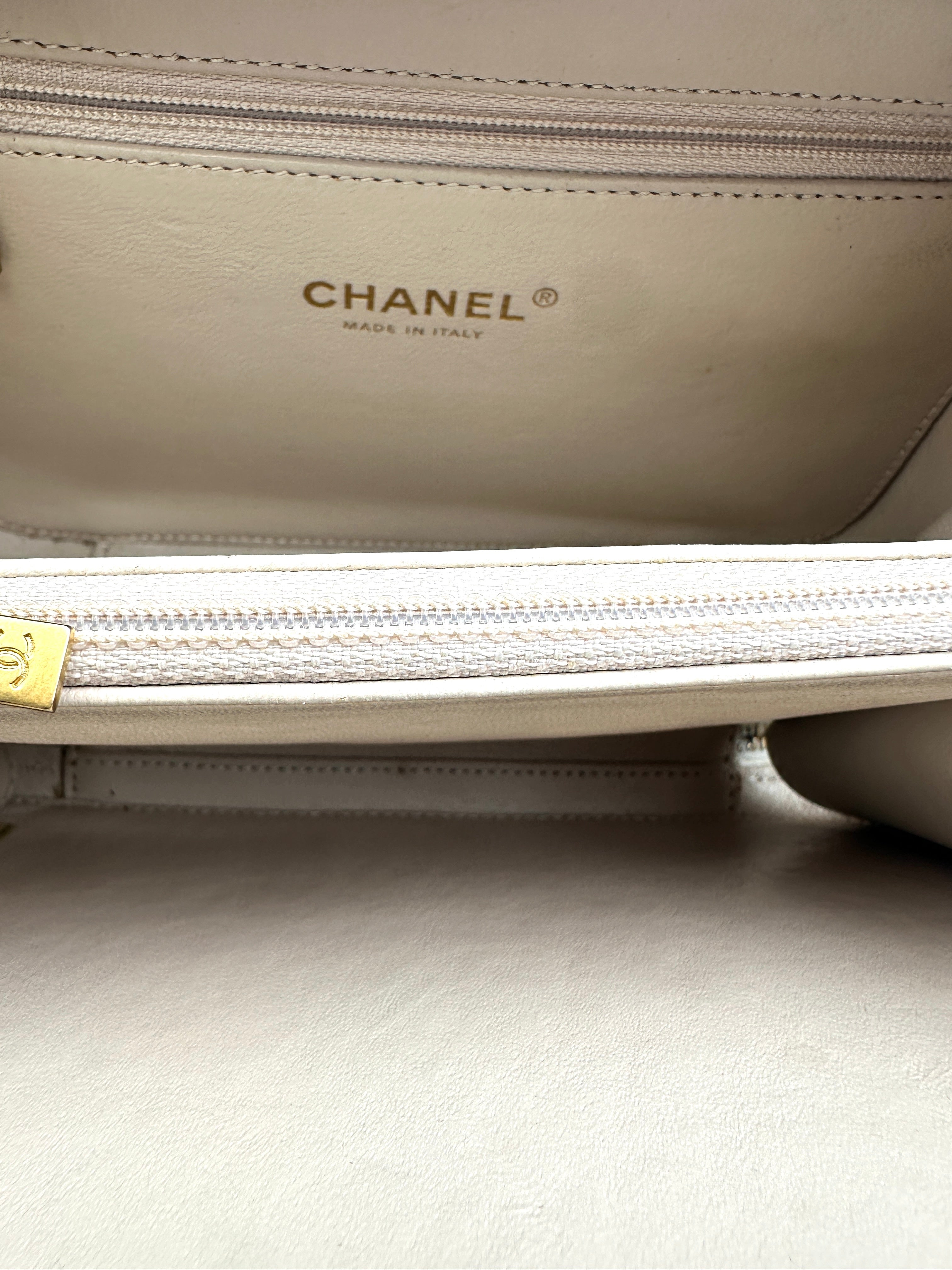 Chanel CC Filigree White Quilted Leather Top Handle Vanity Case(26***20) CC2049