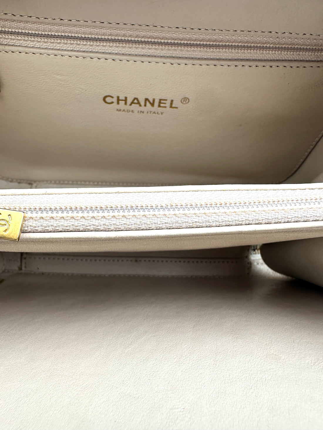 Chanel CC Filigree White Quilted Leather Top Handle Vanity Case(26***20) CC2049