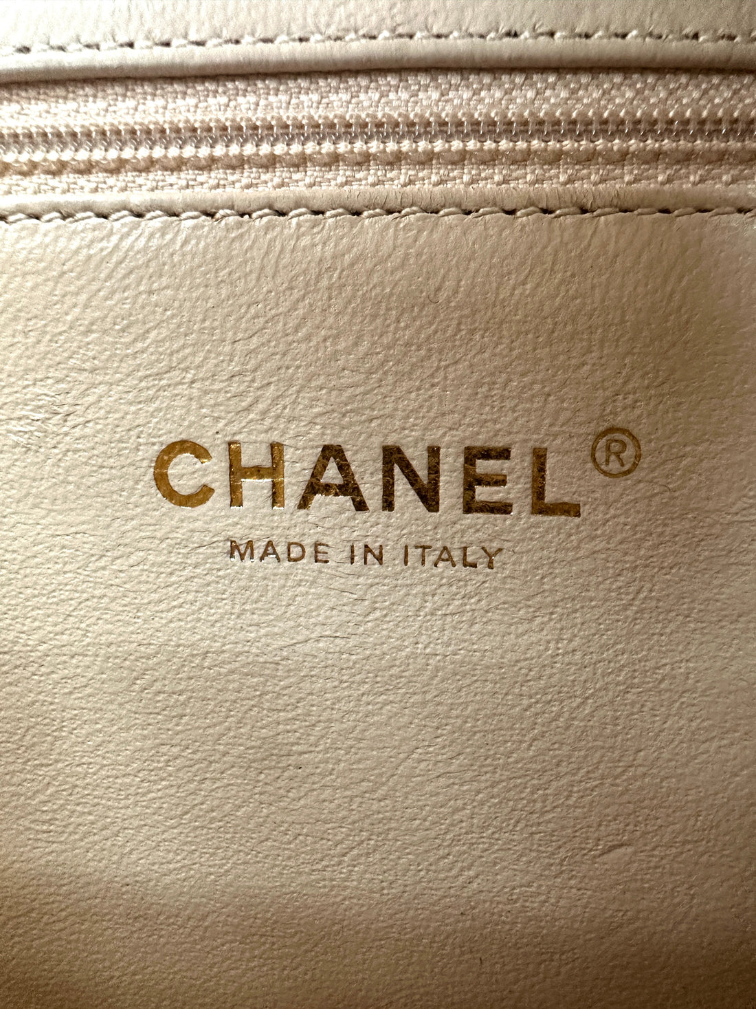 Chanel CC Filigree White Quilted Leather Top Handle Vanity Case(26***20) CC2049