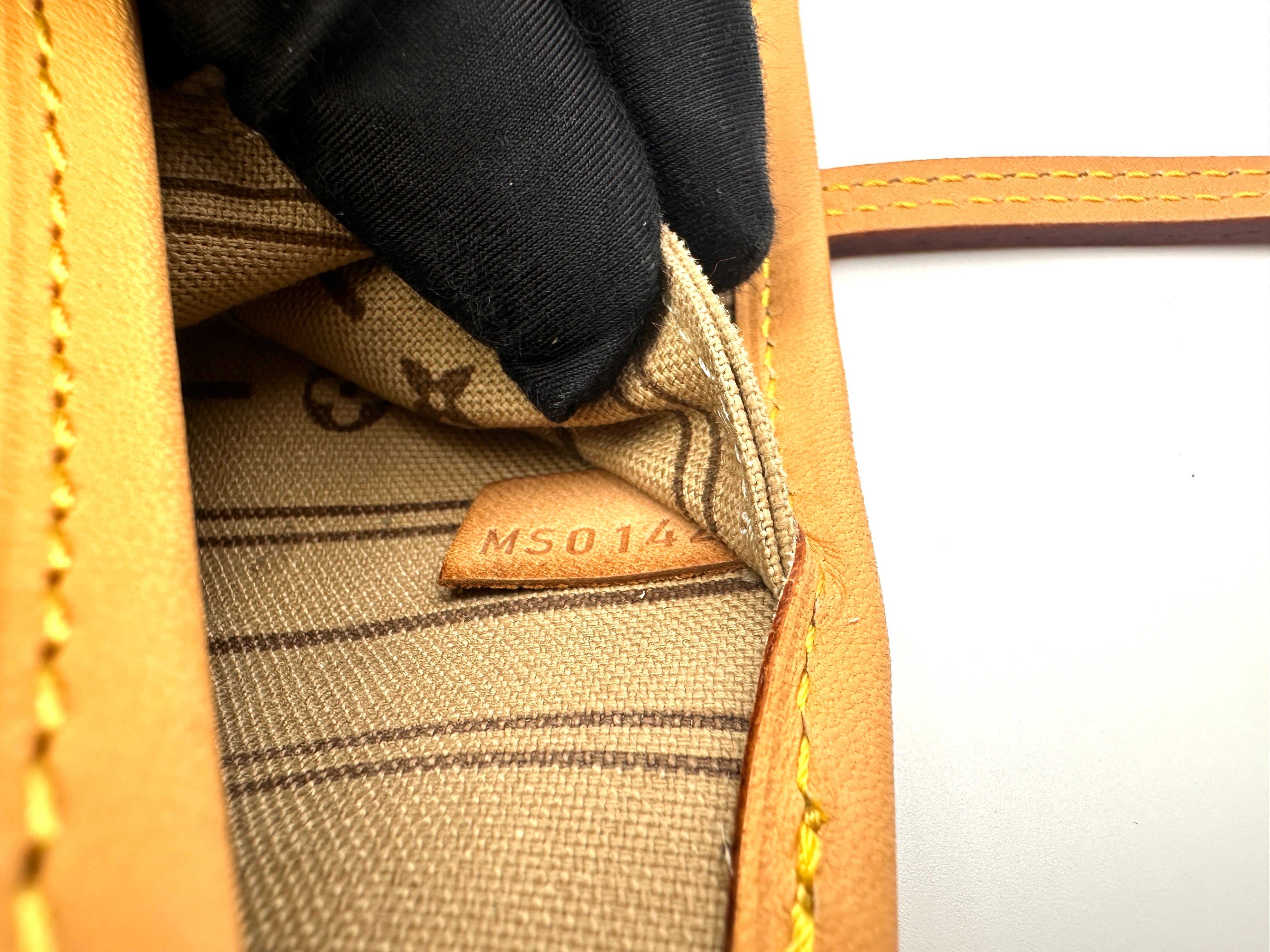 Louis Vuitton Neverfull MM Monogram Canvas Handle Bag LV2882