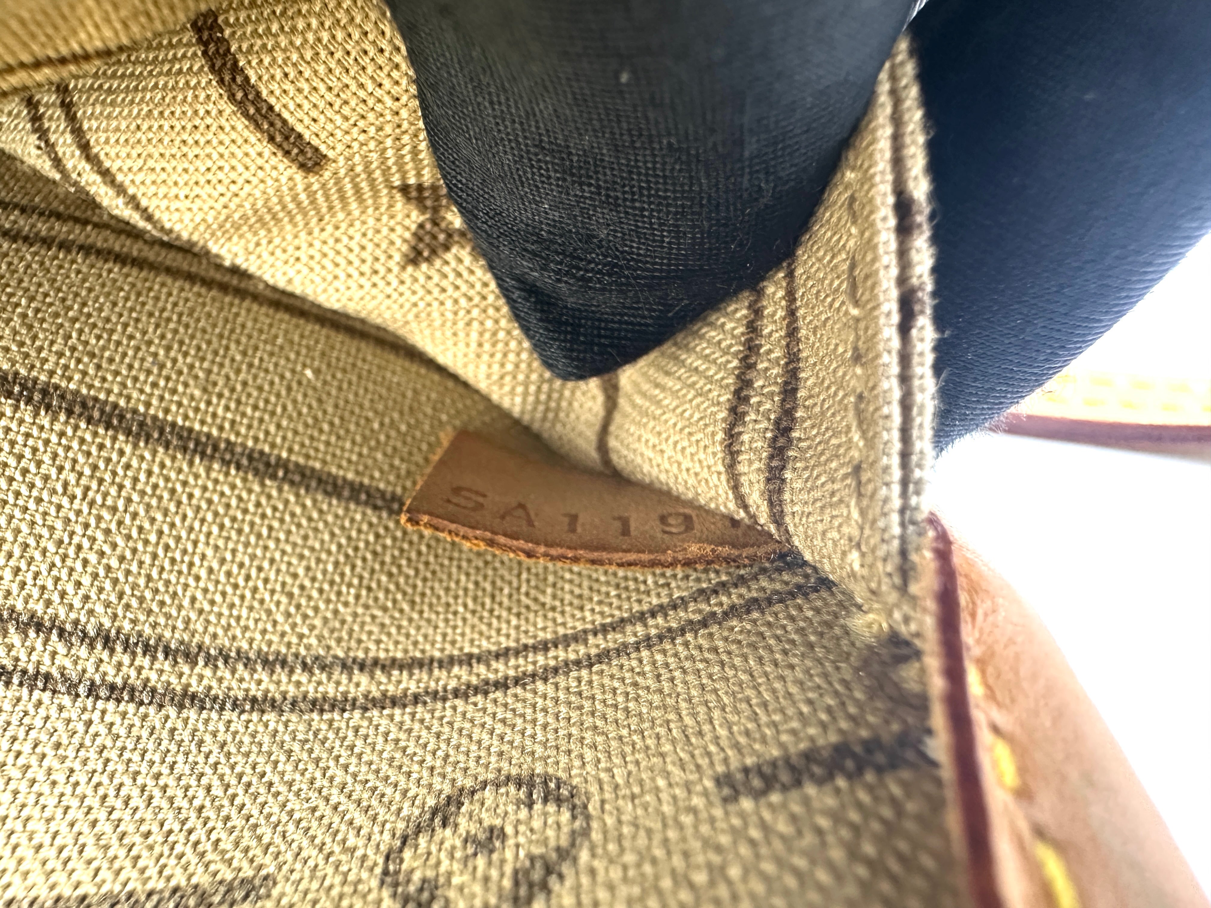 Louis Vuitton Neverfull MM Monogram Canvas Handle Bag LV2879