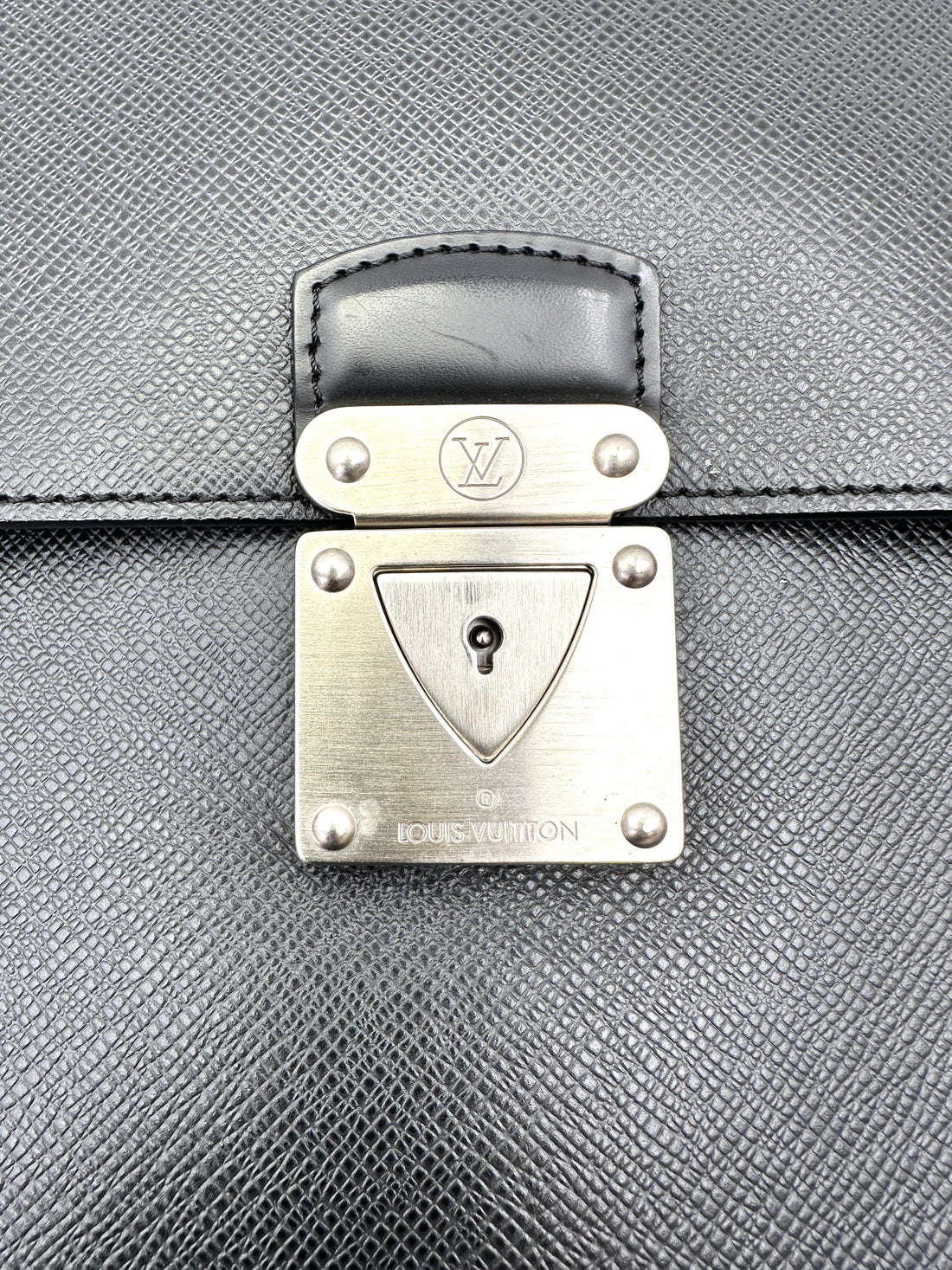 Louis Vuitton Taiga Leather Business Bag LV2902