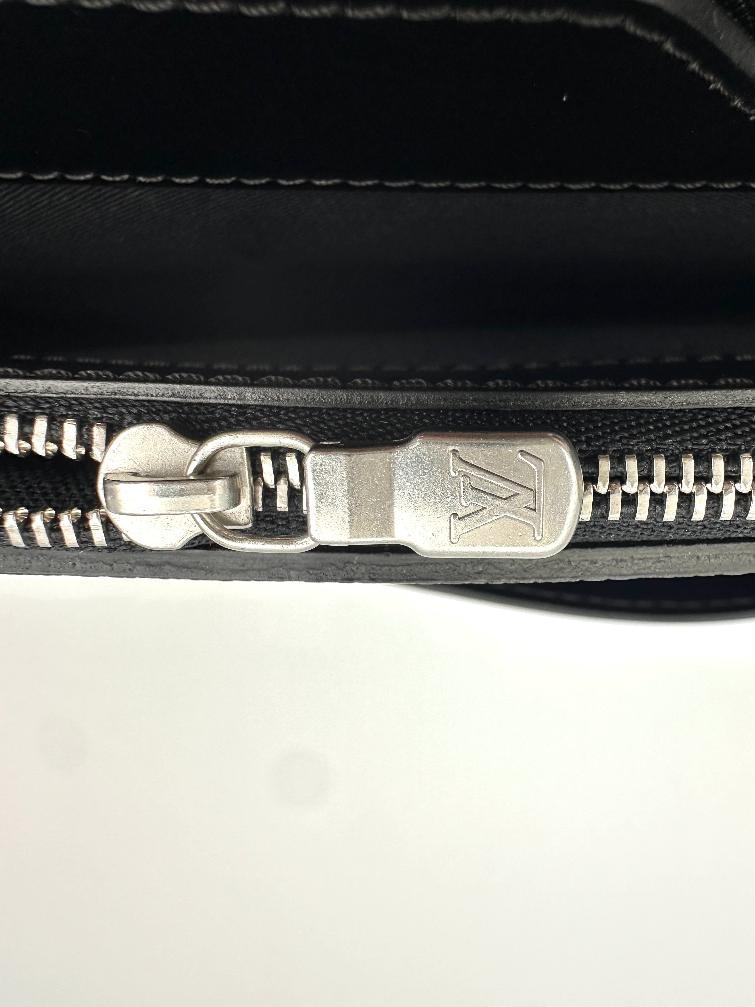 Louis Vuitton Taiga Leather Business Bag LV2902