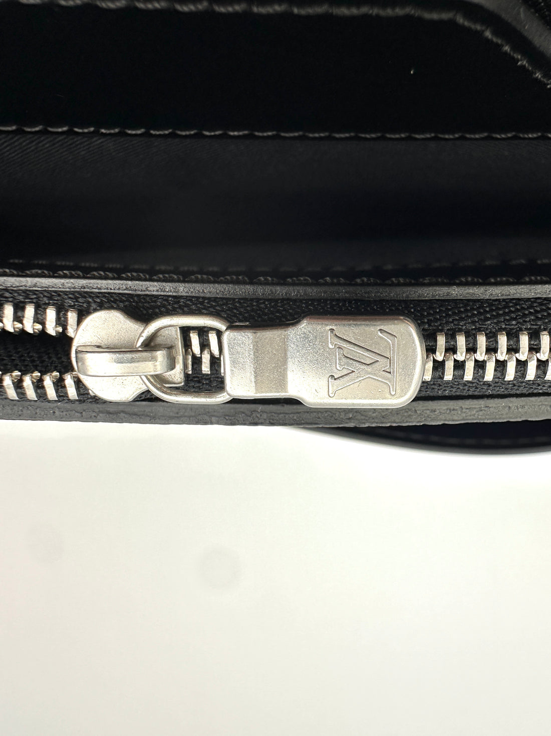 Louis Vuitton Taiga Leather Business Bag LV2902