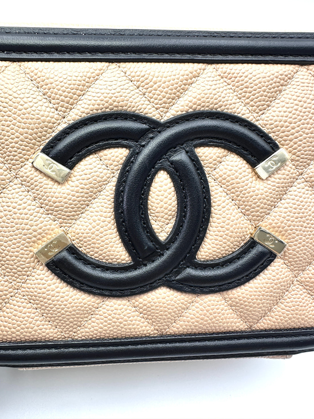 Chanel CC Filigree Beige/Black Quilted Leather Mini Vanity Case(29***96) CC2074