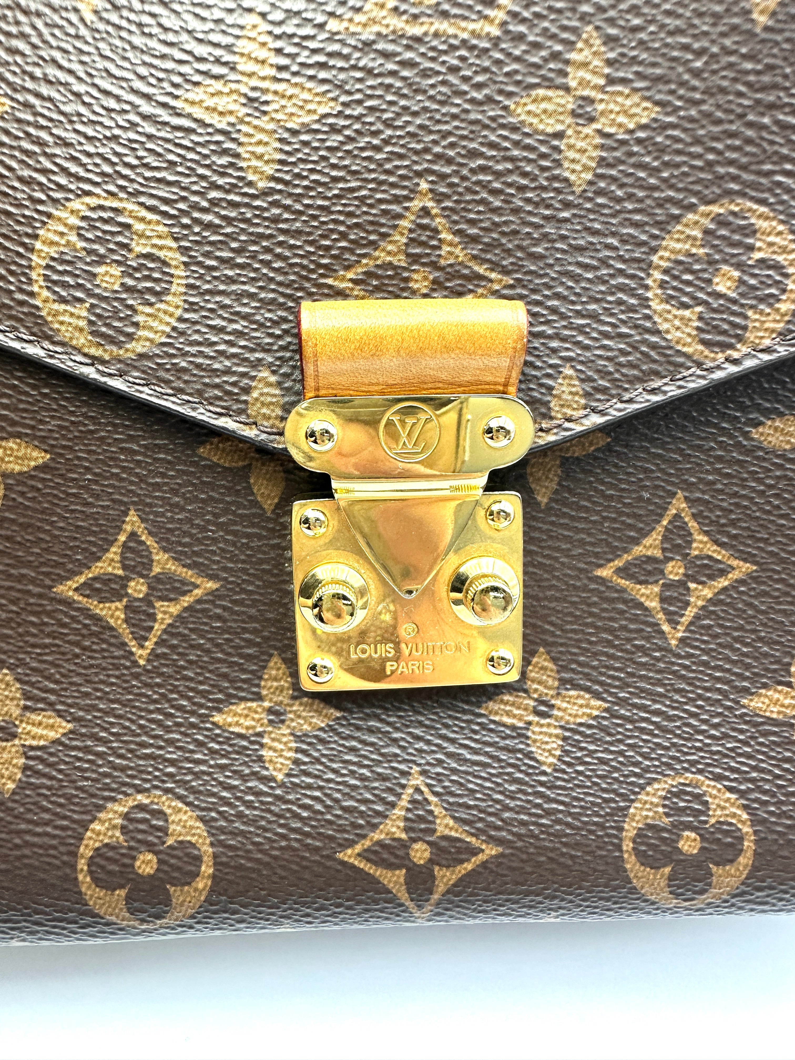 Louis Vuitton Monogram Canvas Pochette Metis LV2910