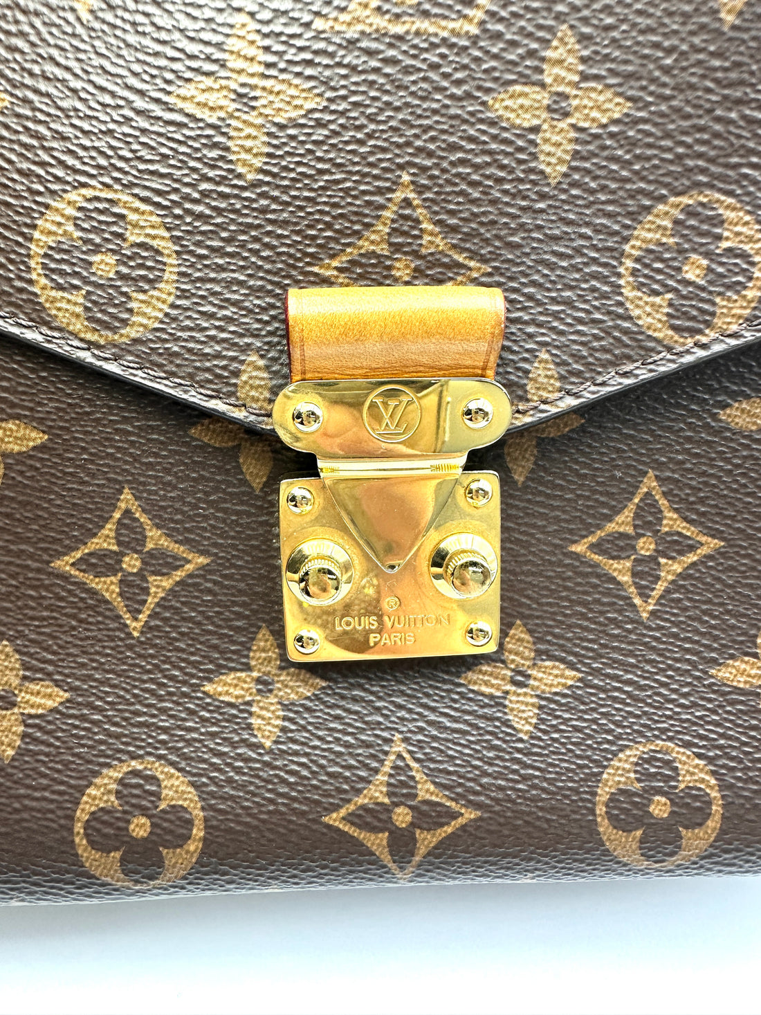 Louis Vuitton Monogram Canvas Pochette Metis LV2910