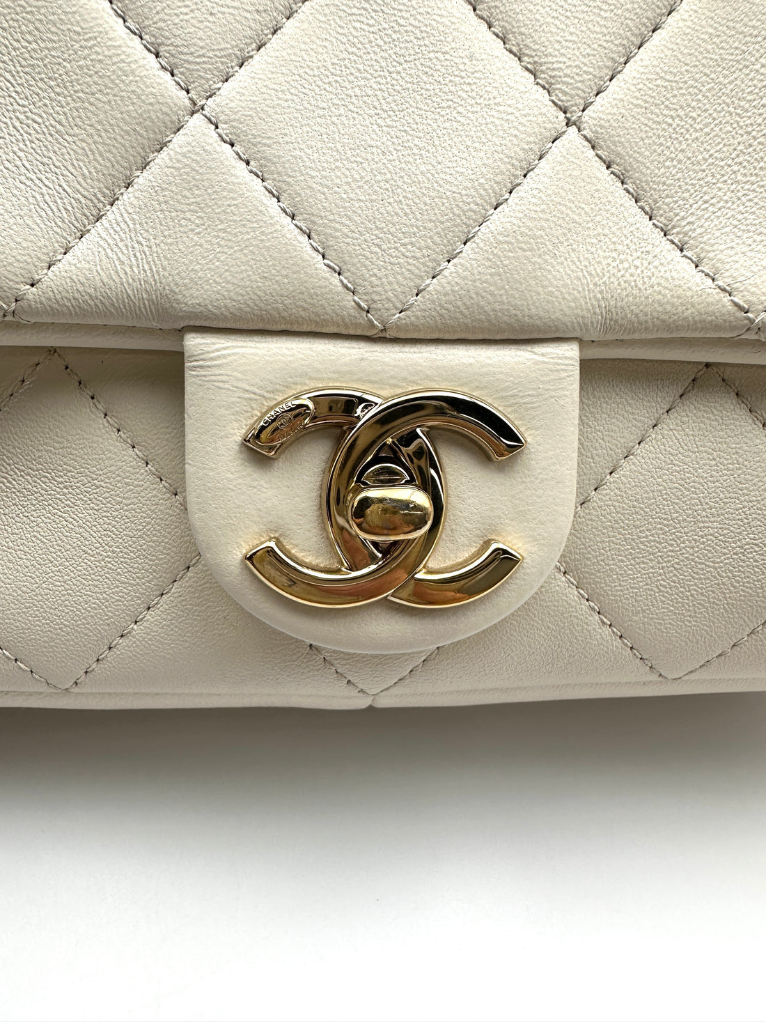 Chanel White Quilted Leather Flap Bag With Acetate & Metal Chunky Chain(28***43) CC2126