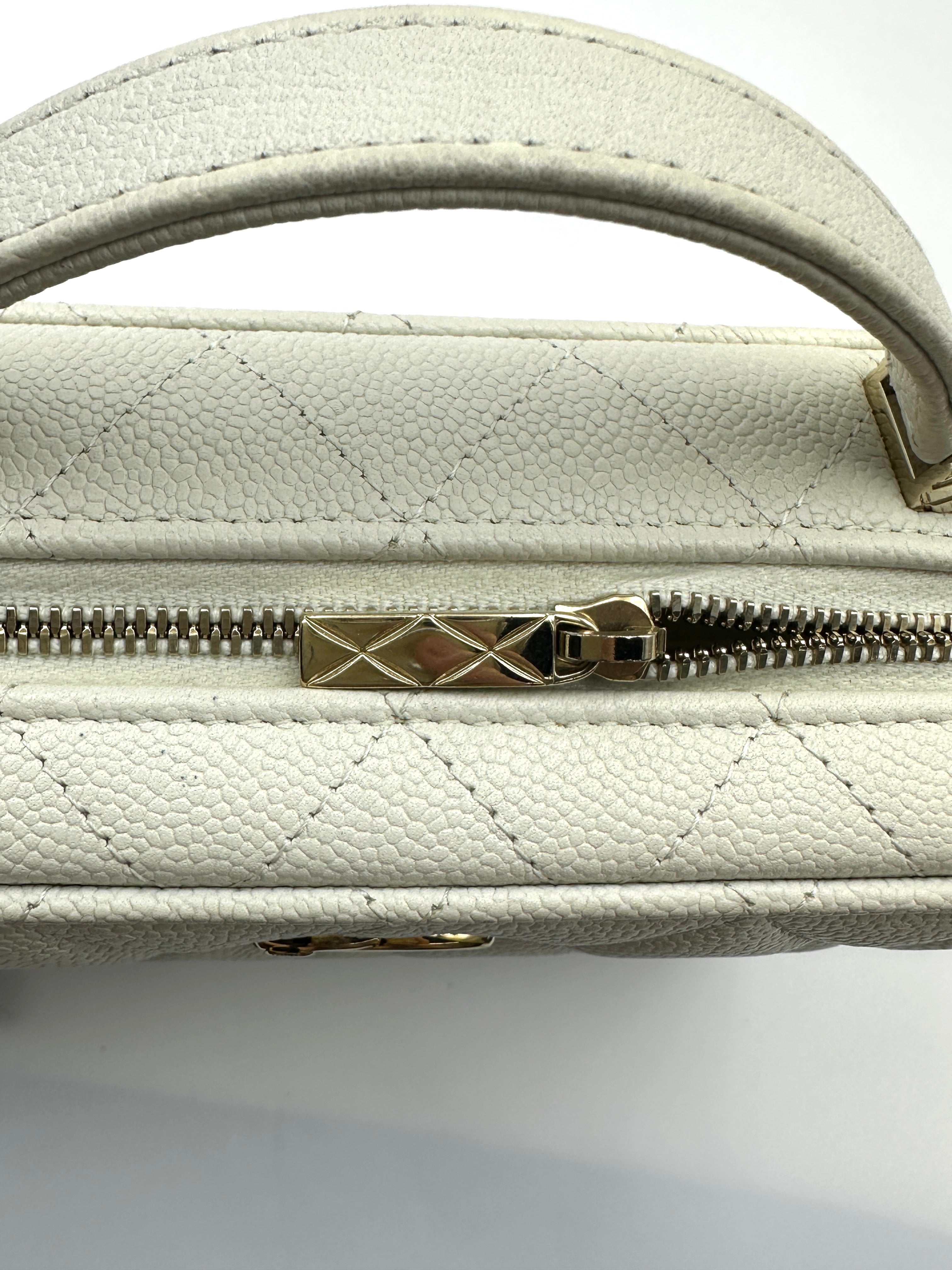 Chanel White Quilted Leather Top Handle Camera Bag(U8***22) CC2136