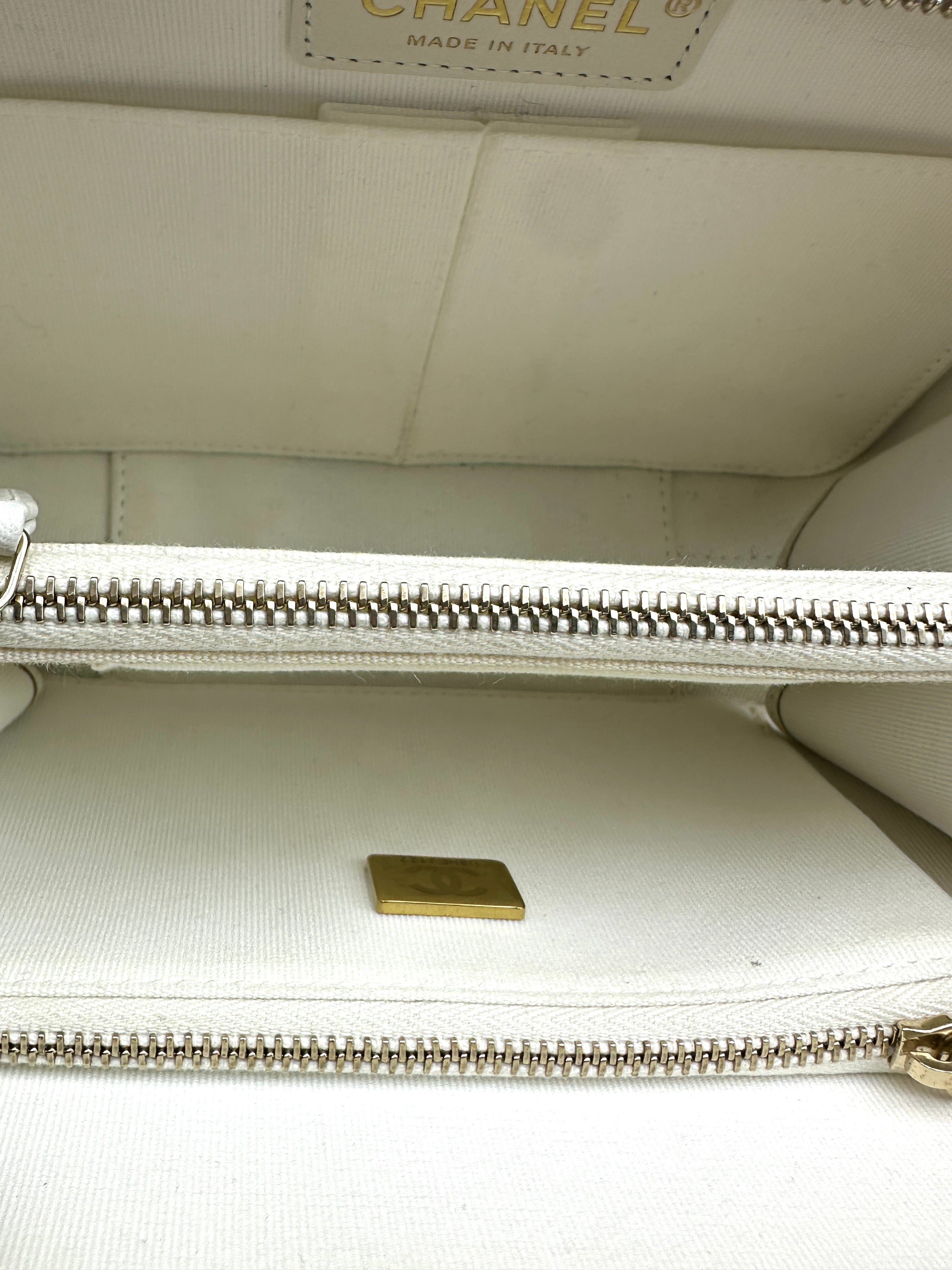 Chanel White Quilted Leather Top Handle Camera Bag(U8***22) CC2136